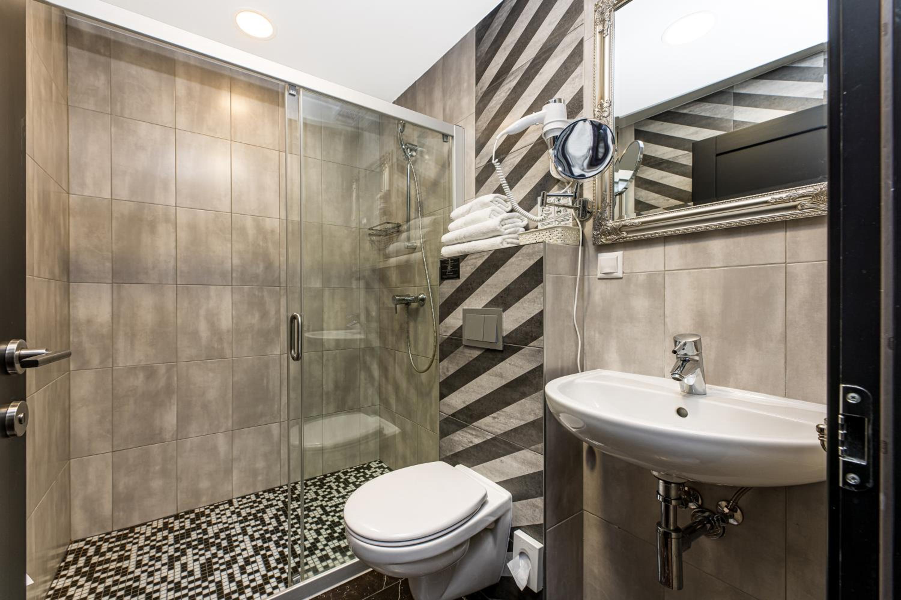 Executive Suite - Photo 2