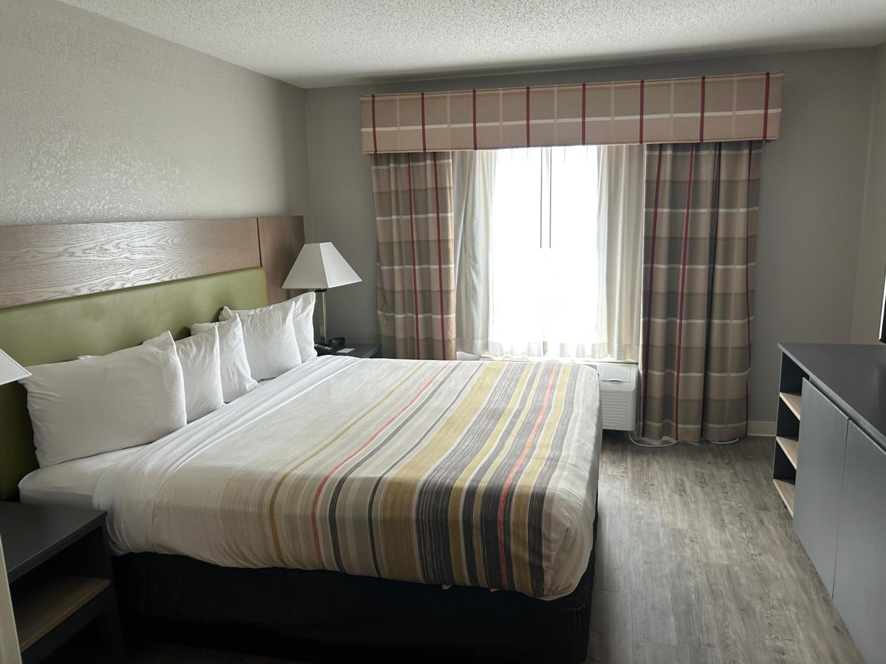 King Suite - Non-Smoking - Photo 5