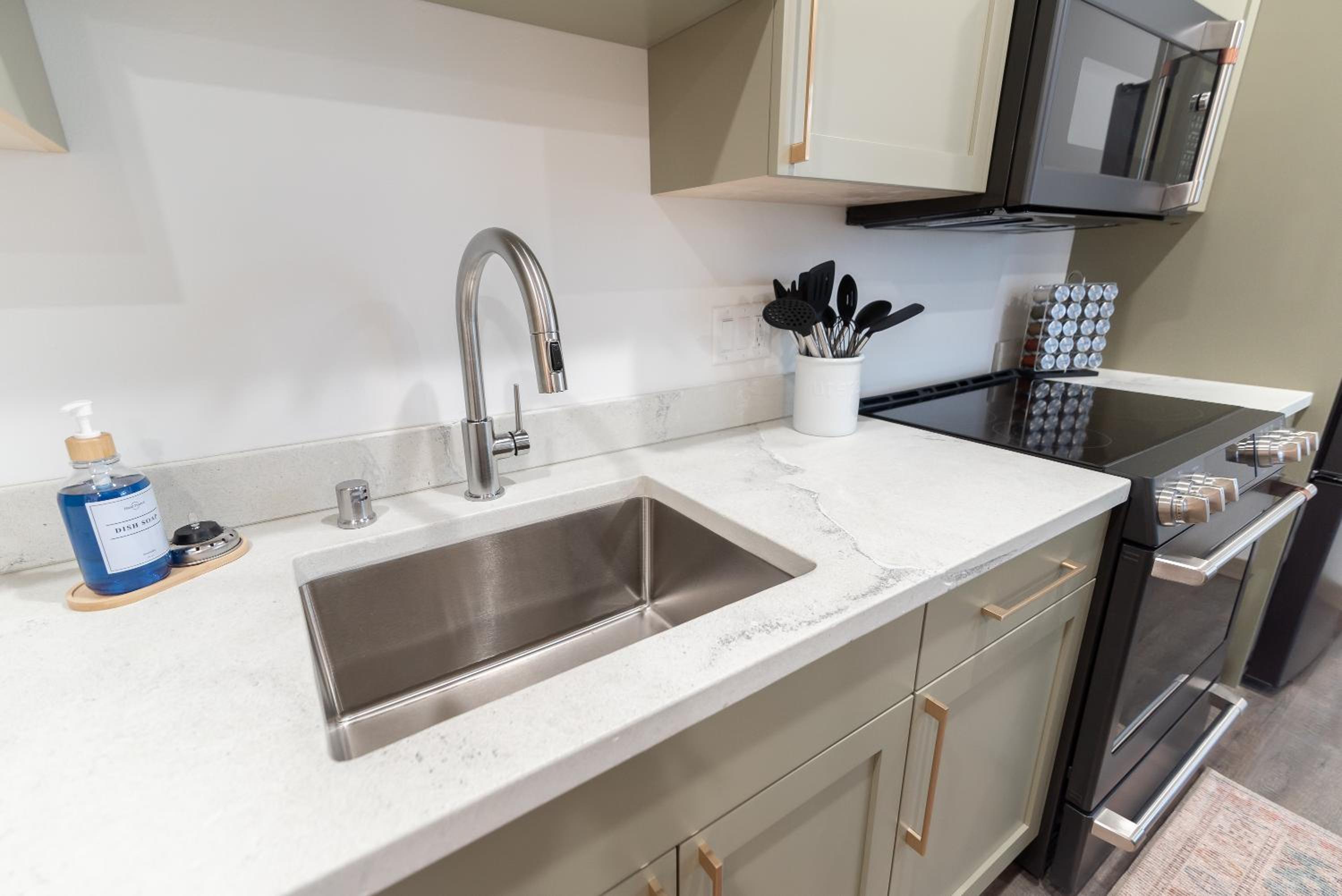Deluxe Suite - Photo 25