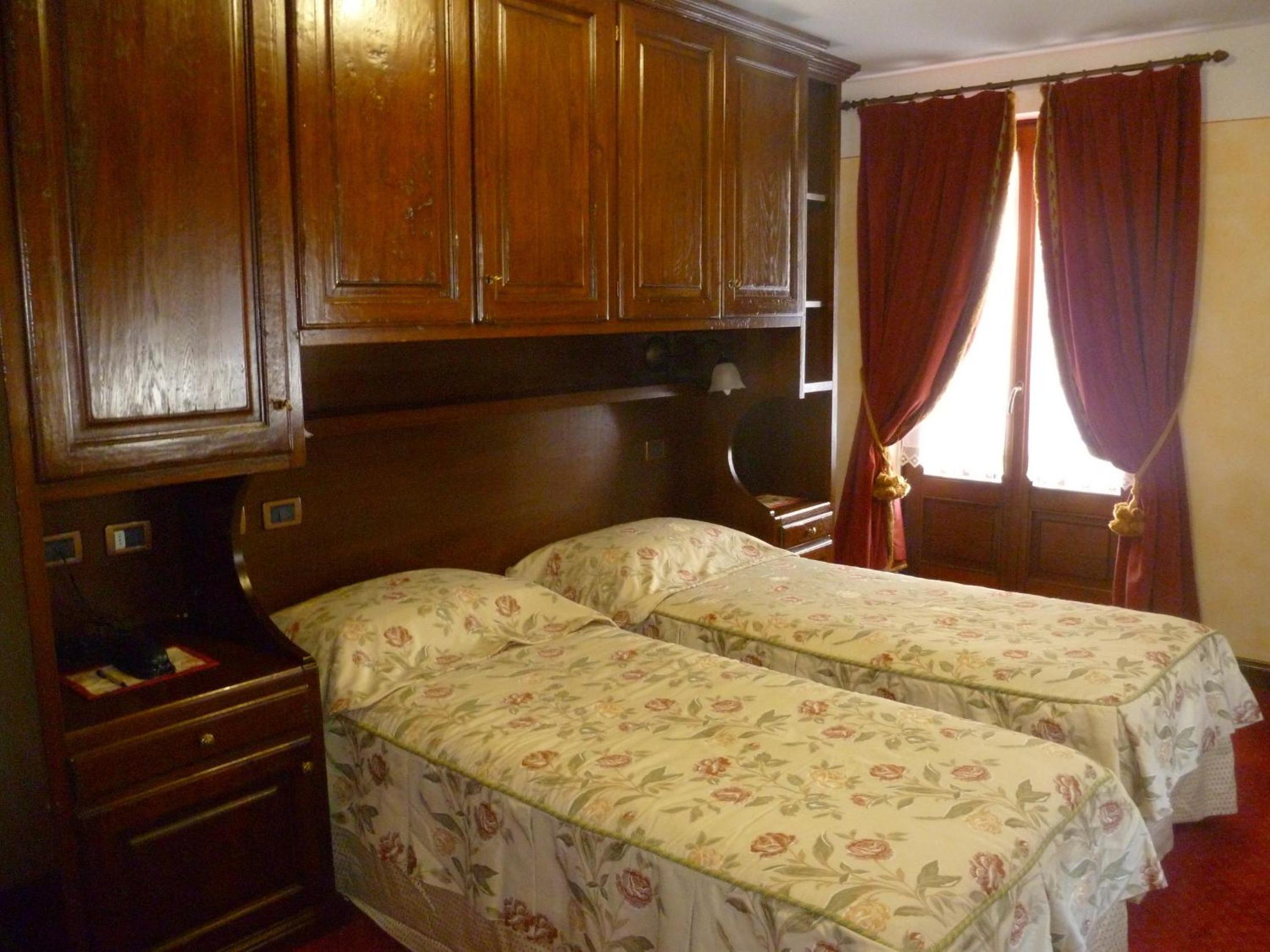 Double or Twin Room - Photo 7