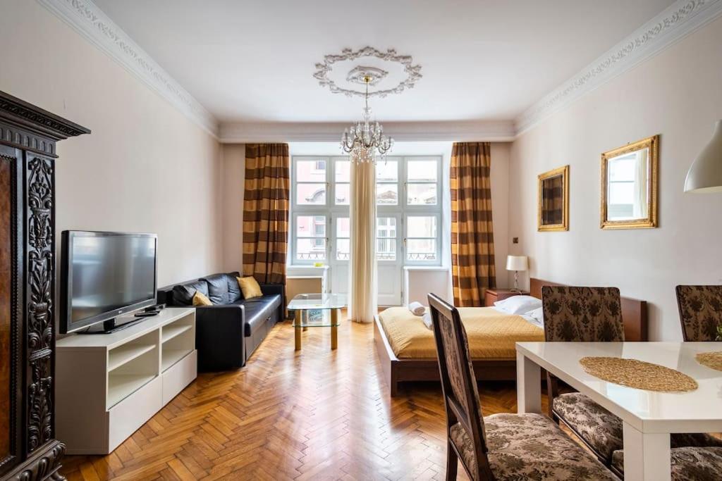 Apartment with Balcony - Photo 4