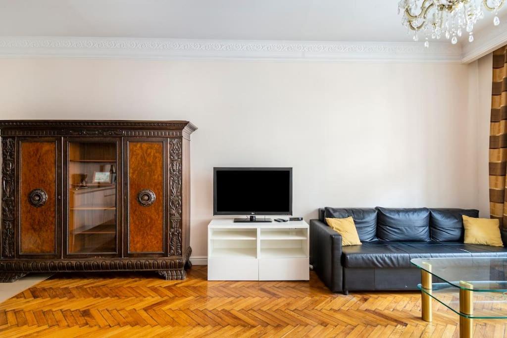 Apartment with Balcony - Photo 9