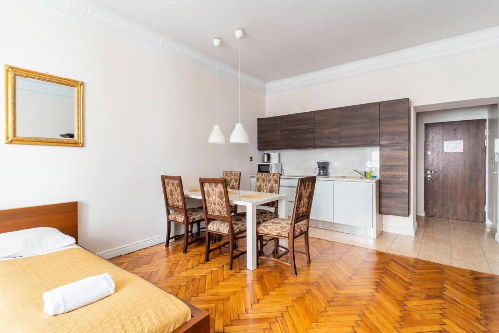 Apartment with Balcony - Photo 14