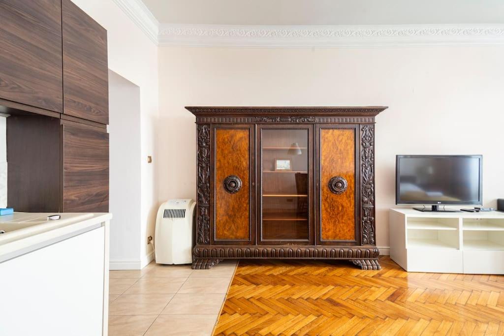 Apartment with Balcony - Photo 10