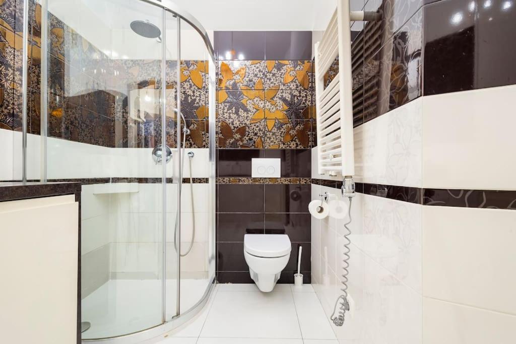 Apartment with Balcony - Photo 8