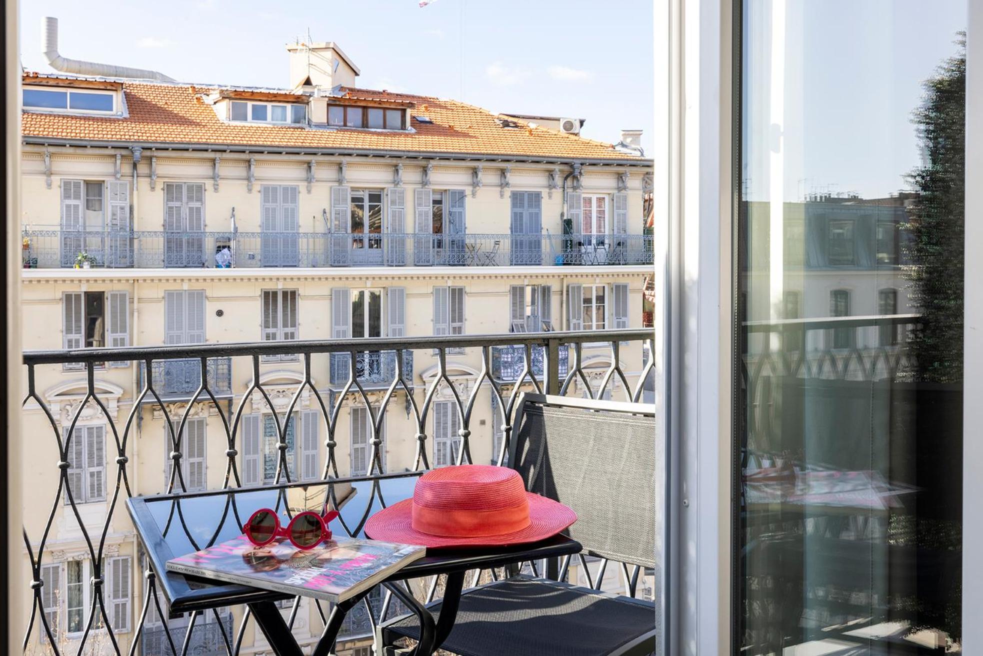 Classic Double Room with Balcony thumbnail 5