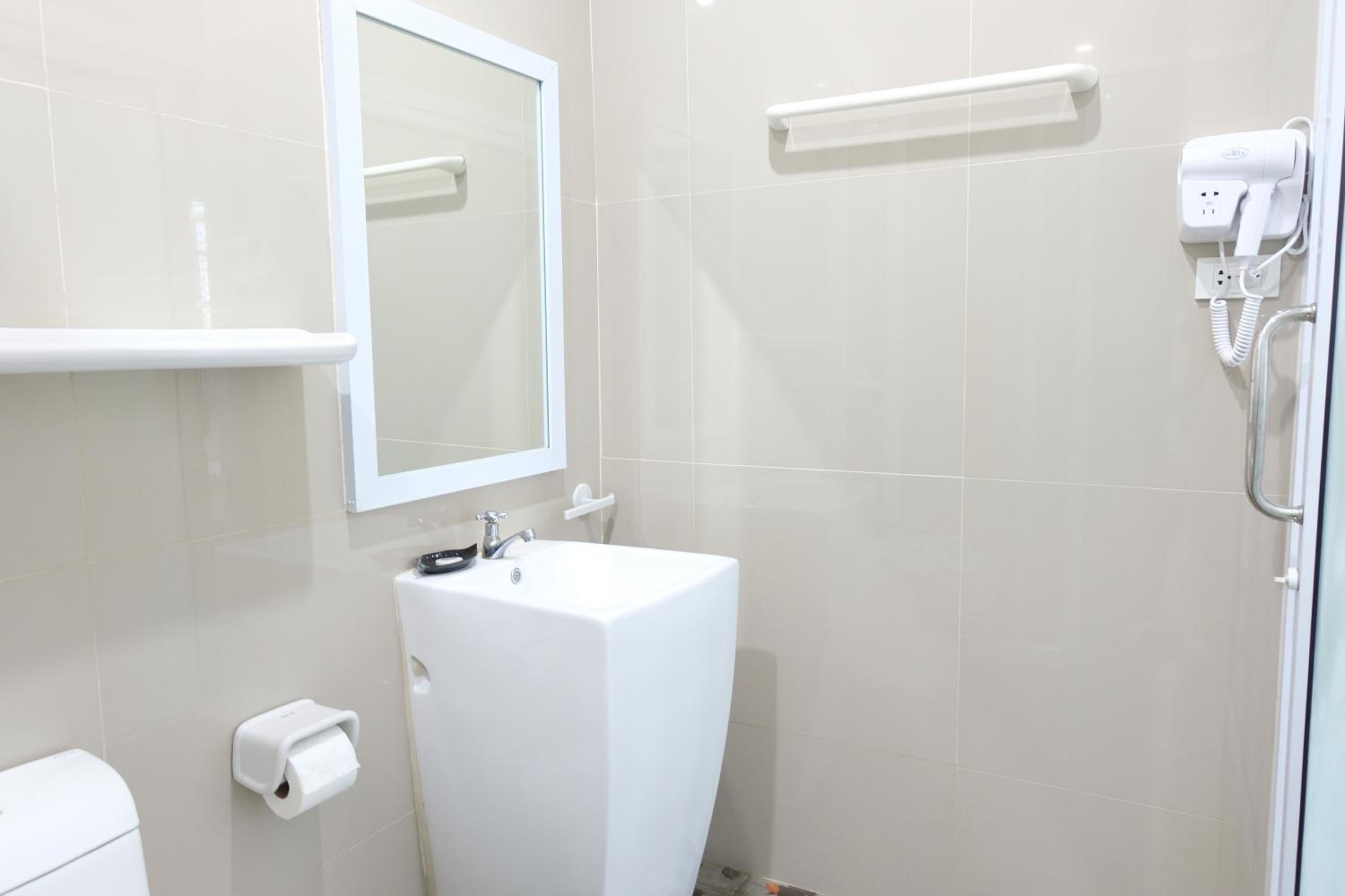 Deluxe King Room with Terrace - Photo 9