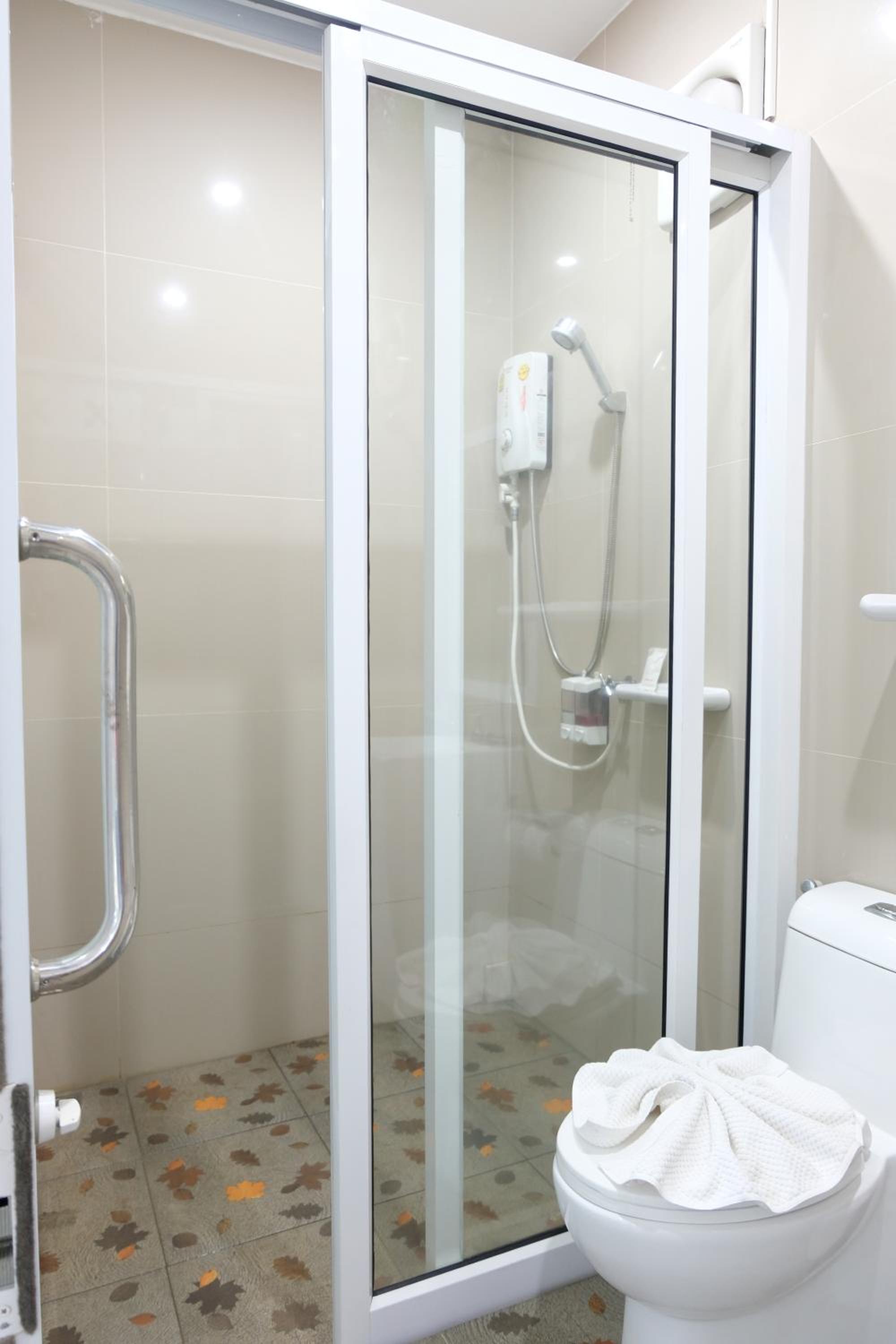 Deluxe King Room with Terrace - Photo 10