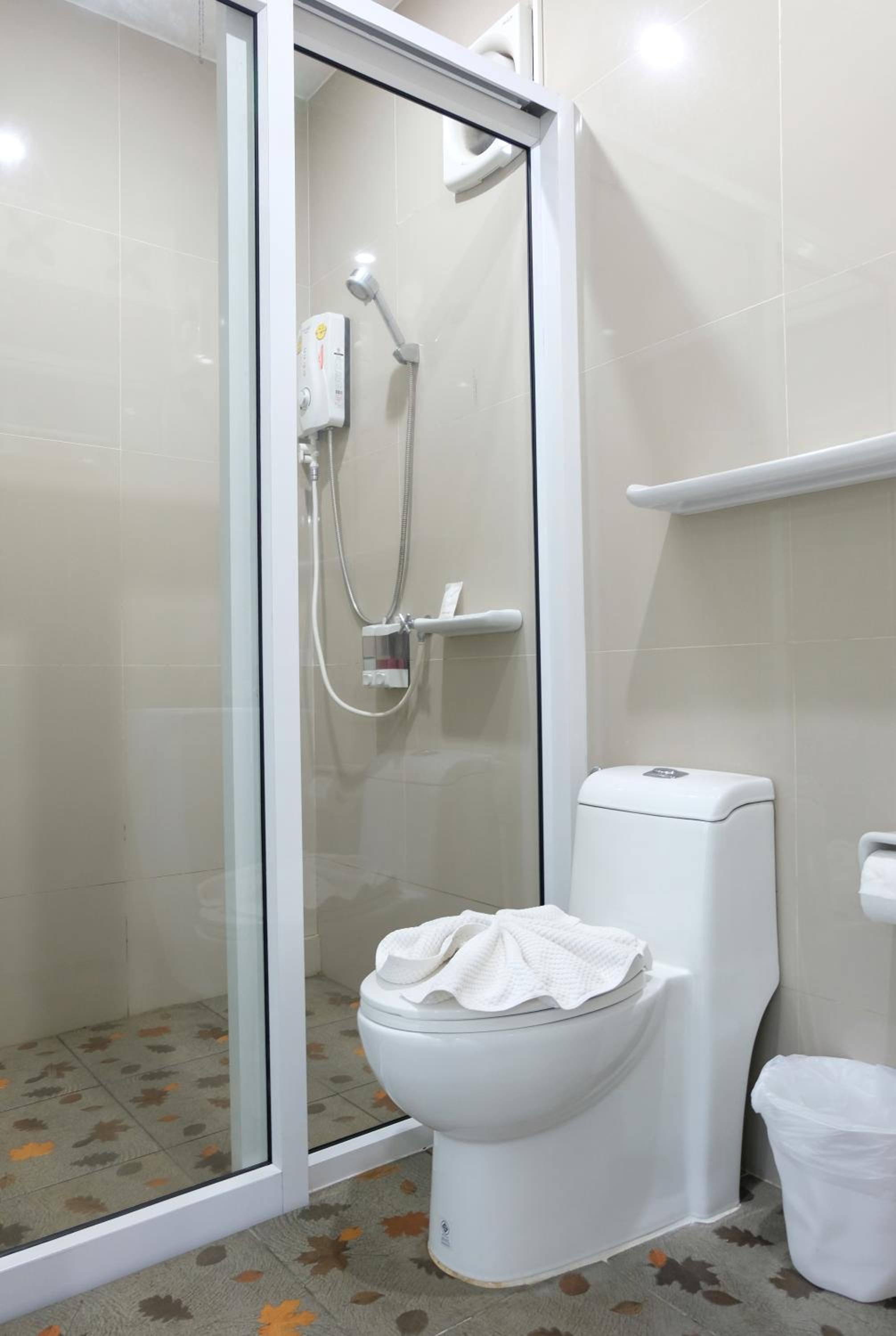 Deluxe King Room with Terrace - Photo 11