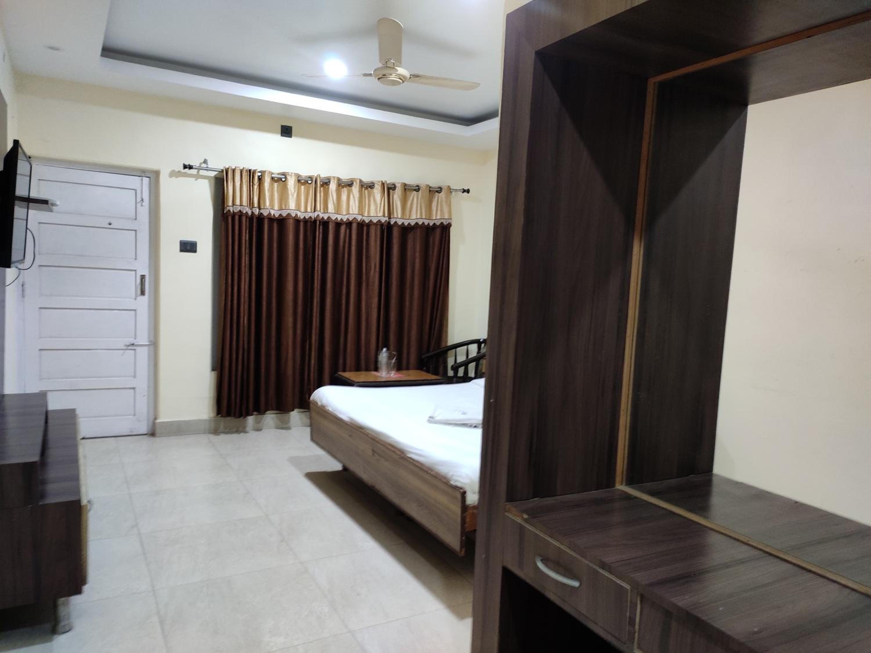 Deluxe Room - Photo 12