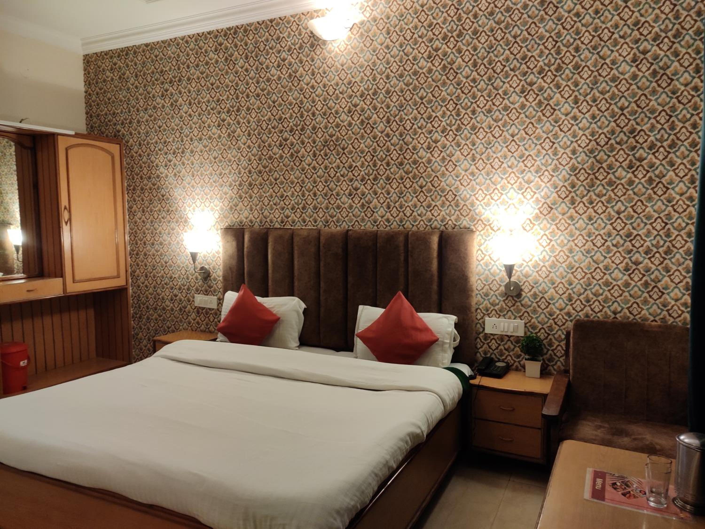 Deluxe Room - Photo 13