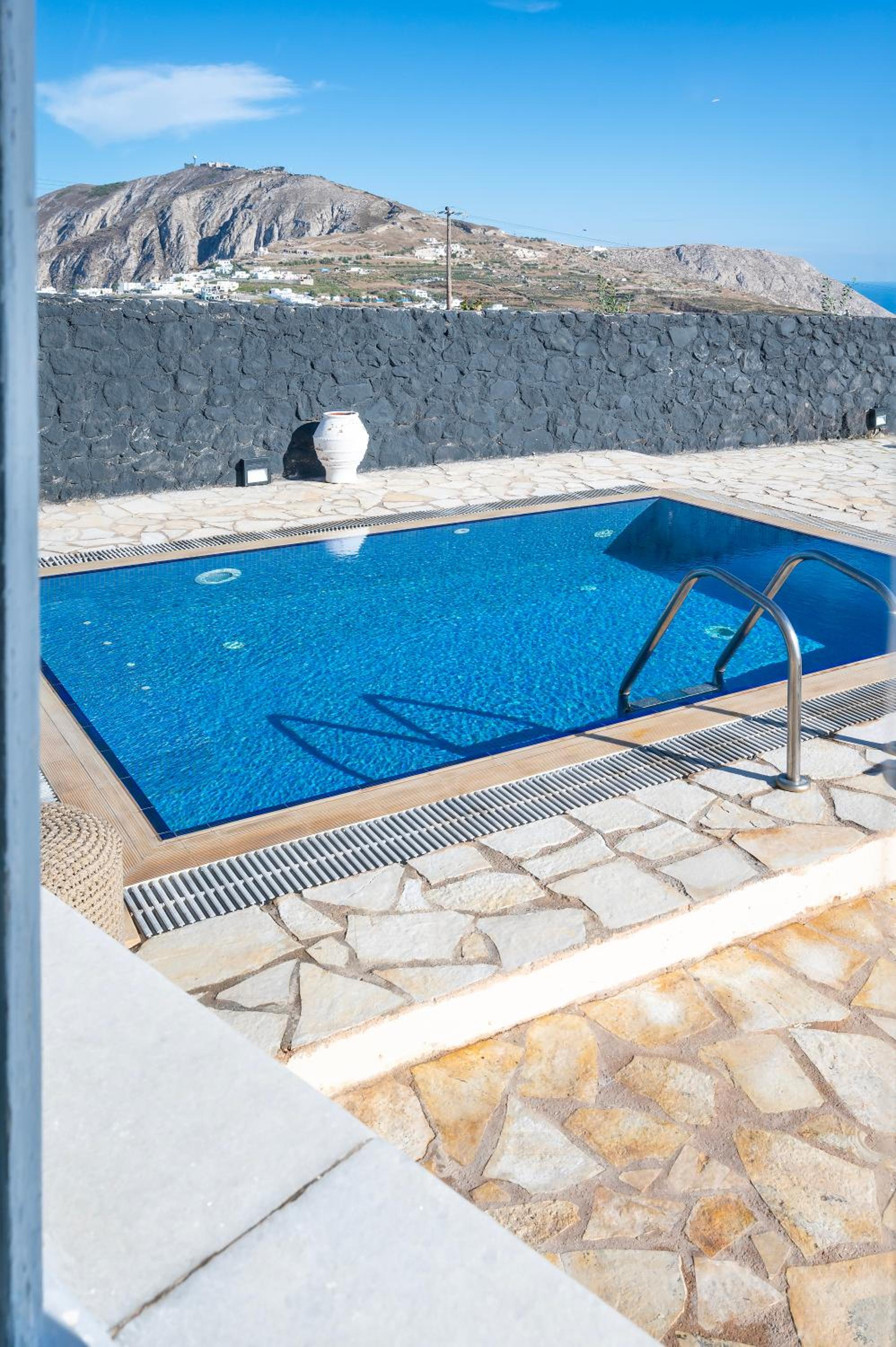 Villa with Private Pool - Photo 3