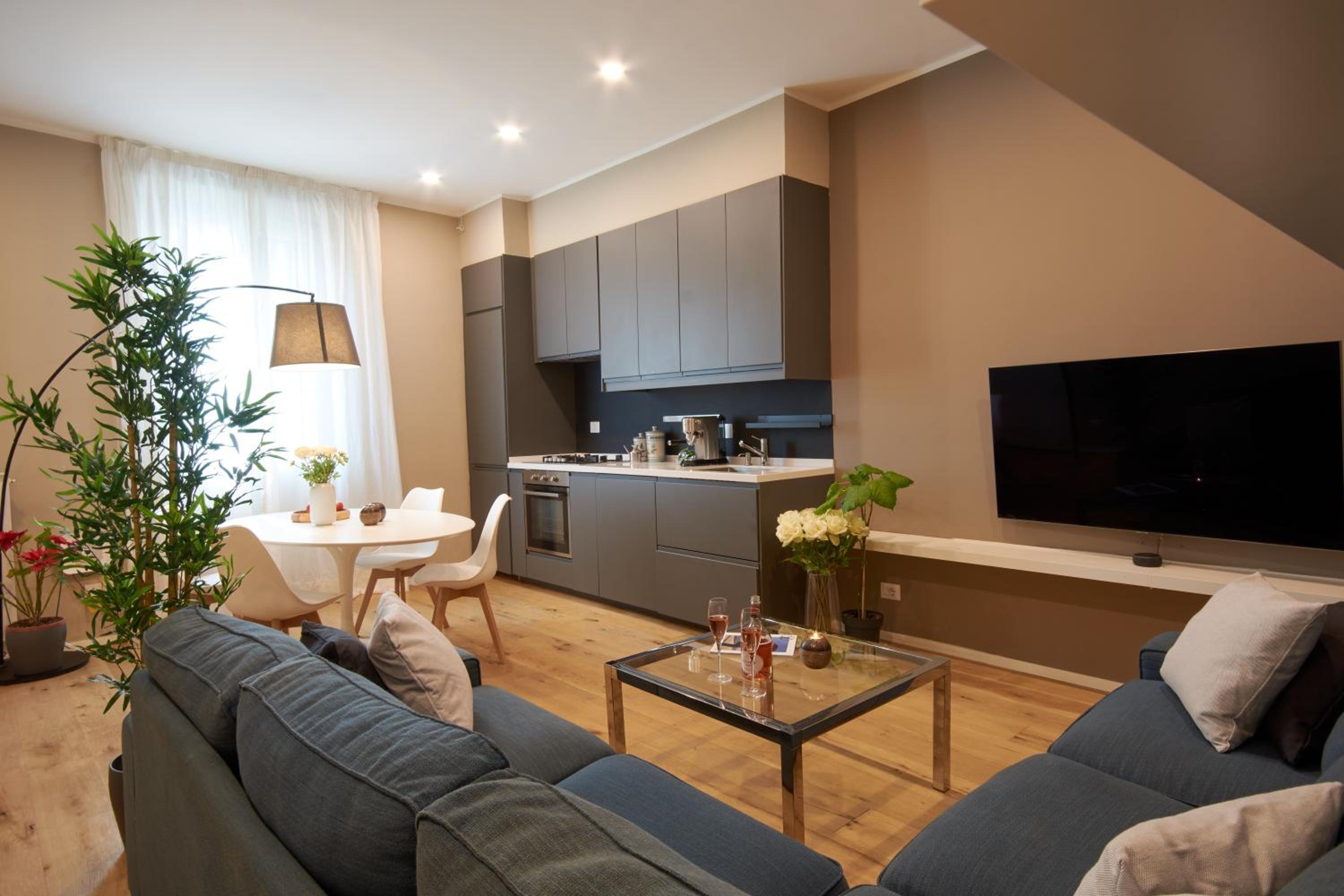 One-Bedroom Apartment photo 1
