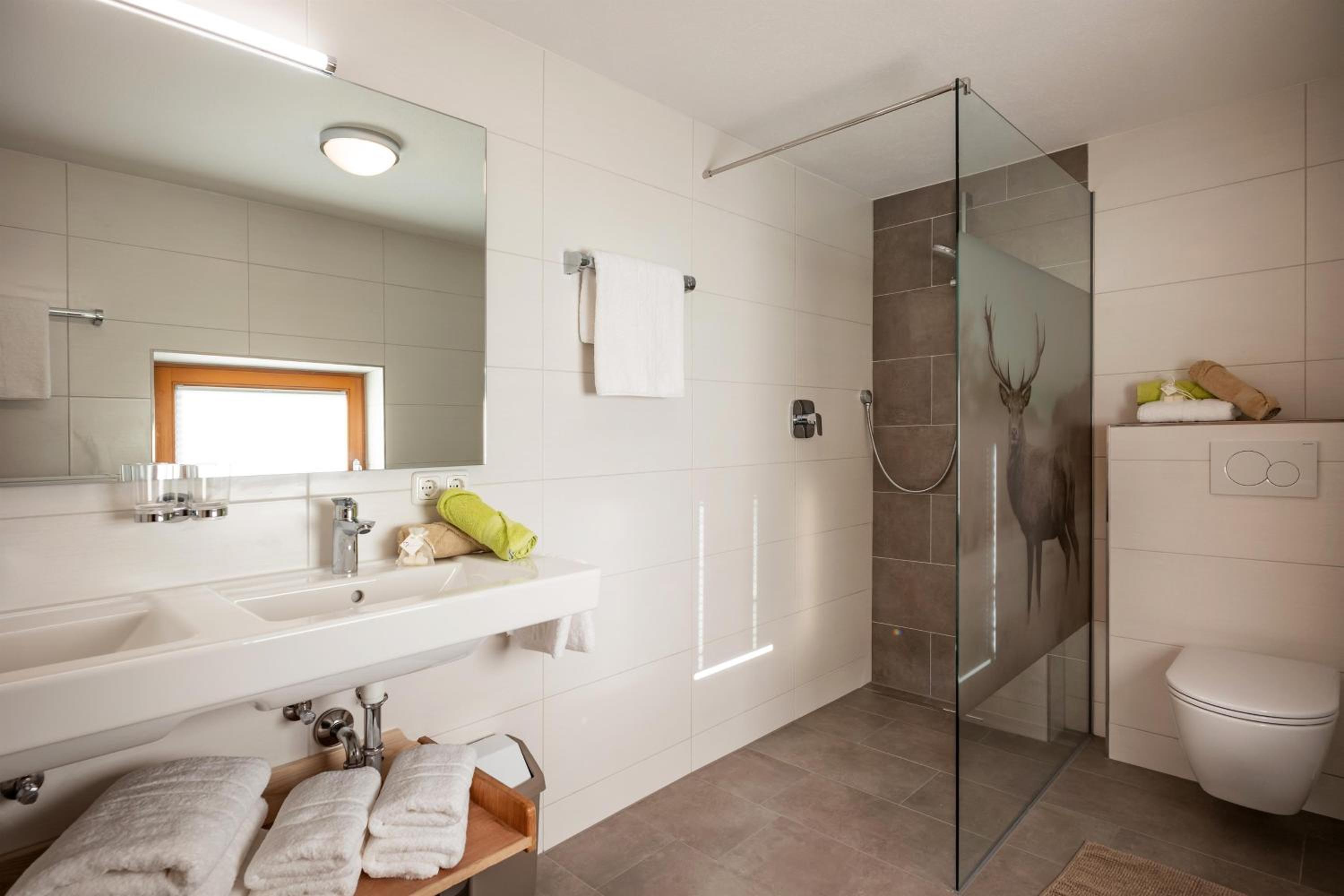 Three-Bedroom Apartment with Shower photo 2