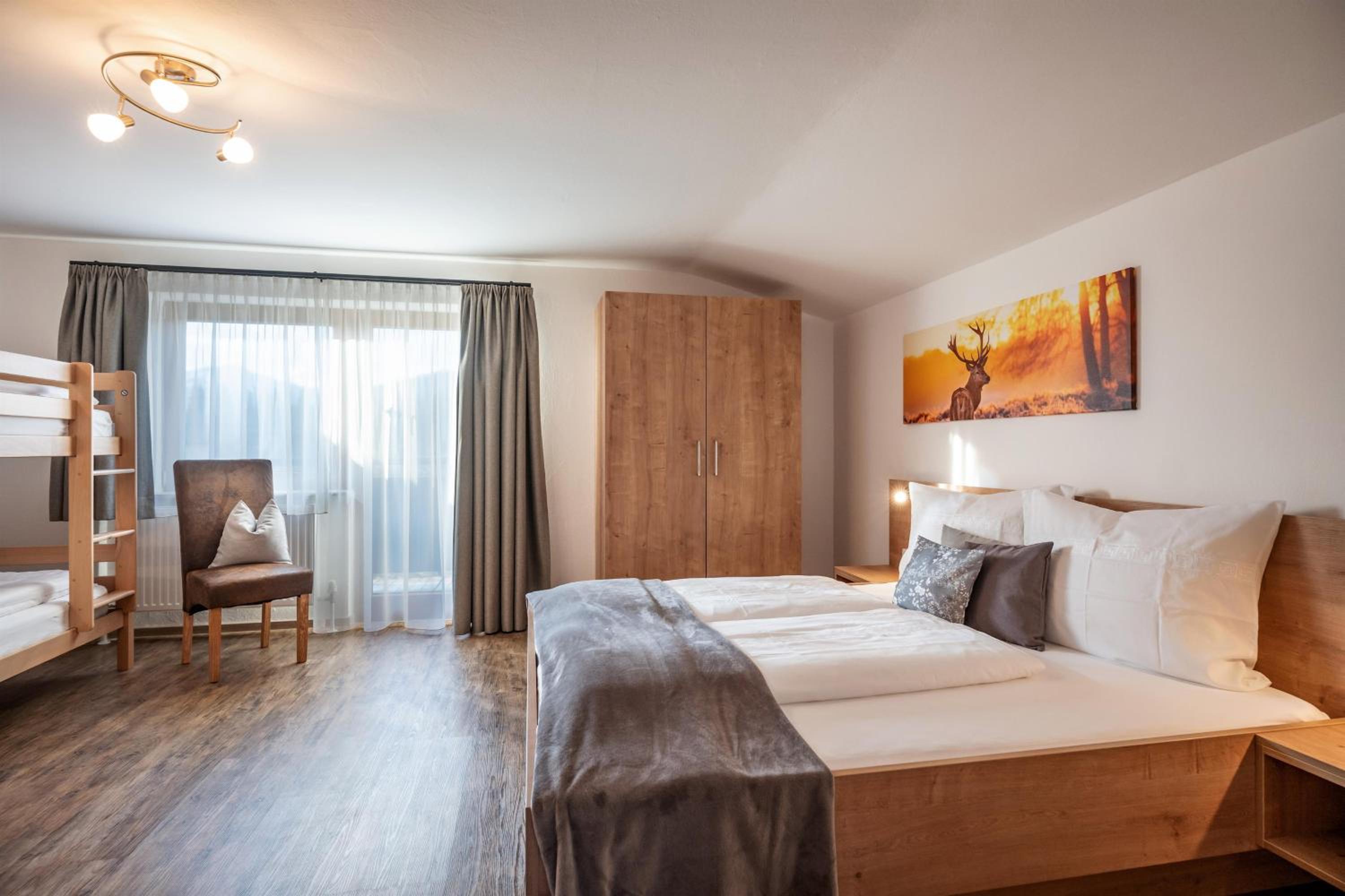 Three-Bedroom Apartment with Shower photo 1