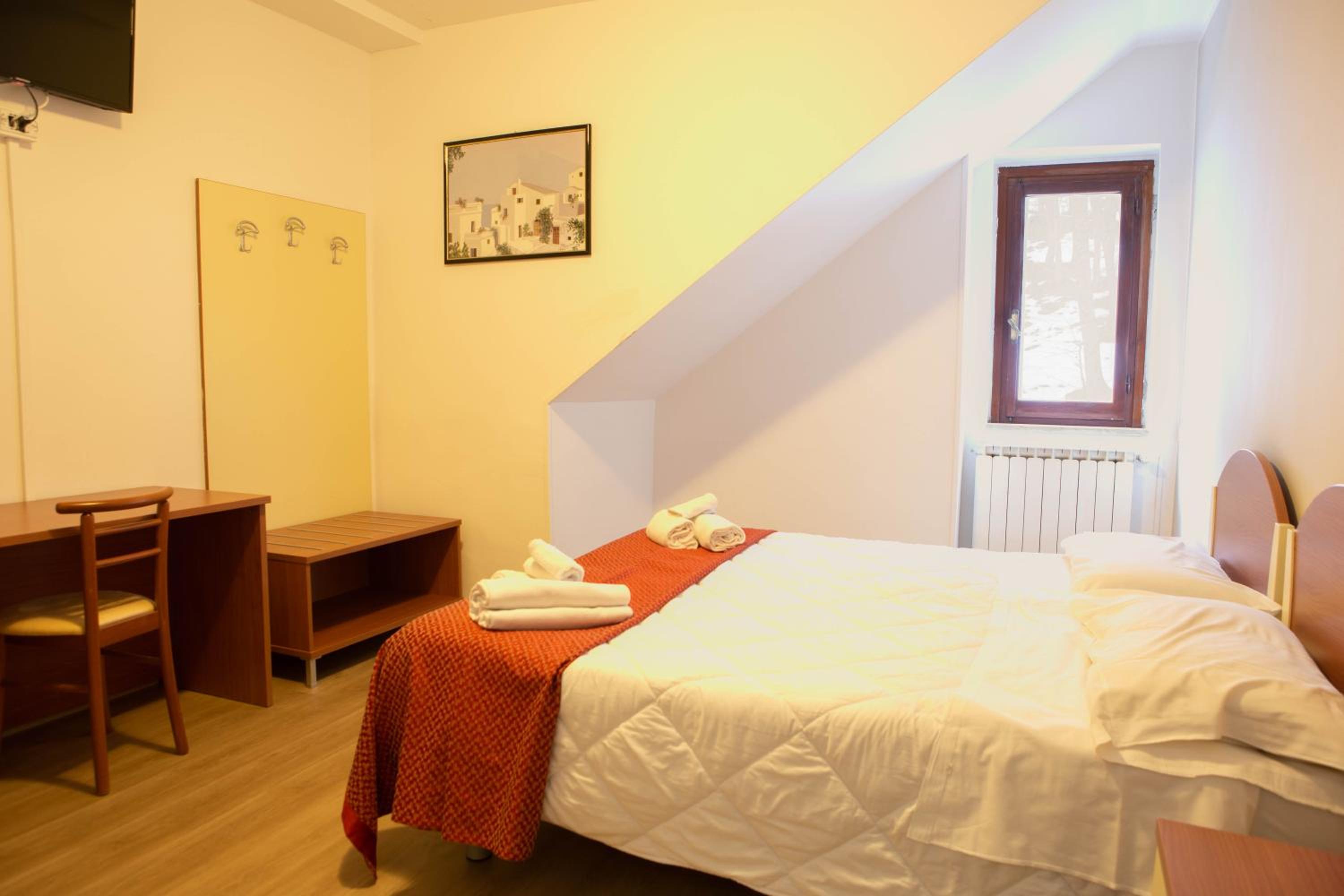 Large Double or Twin Room photo 1