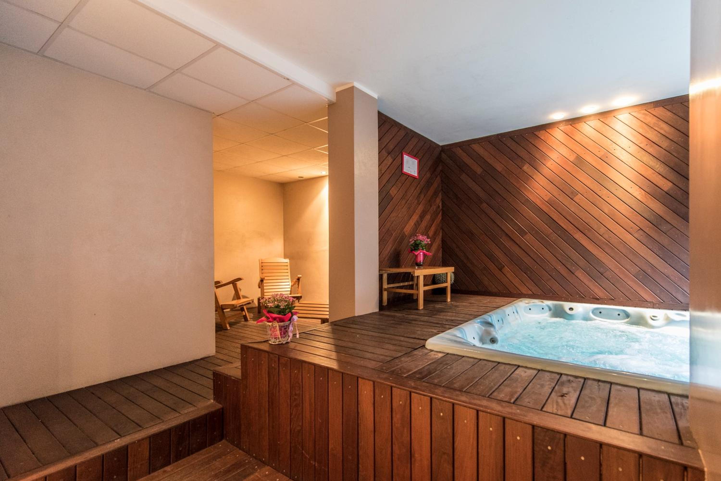 Double Economy Room with Spa Access photo 2