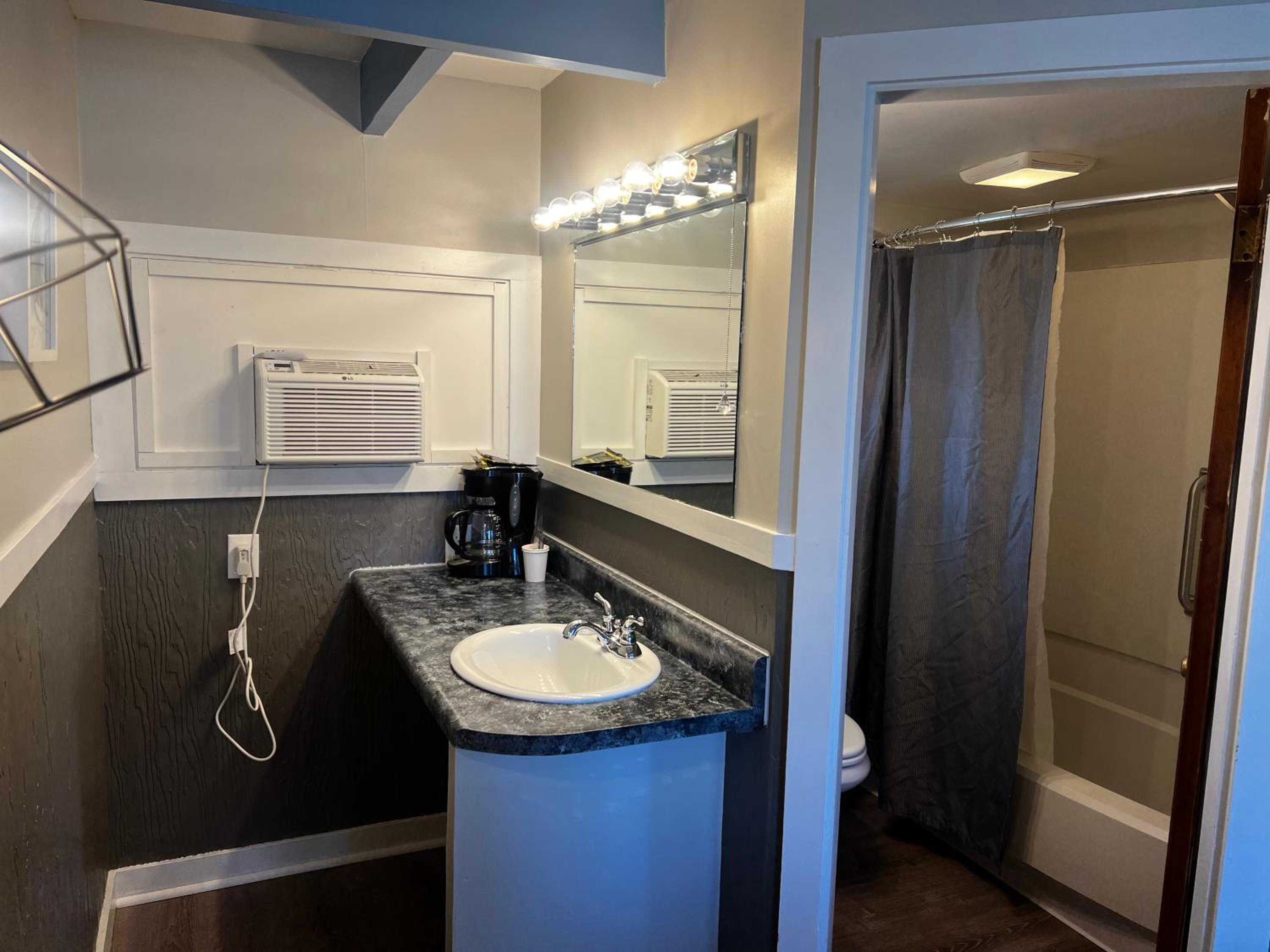 Standard King Room photo 2