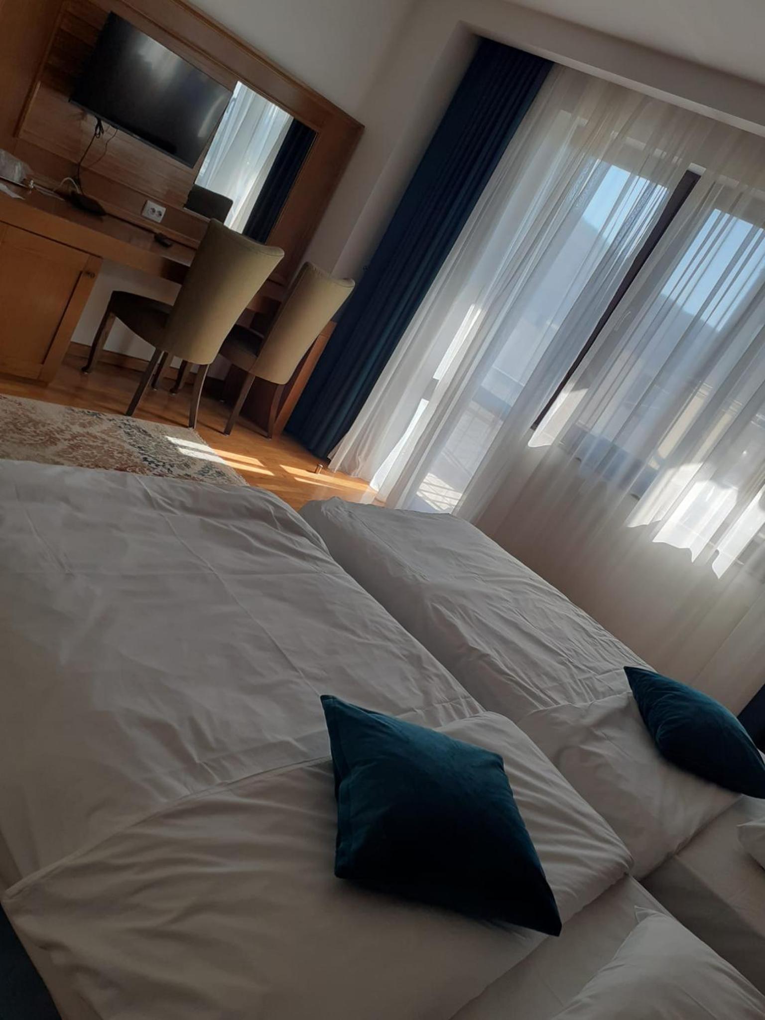 Deluxe Double Room with Balcony - Photo 6
