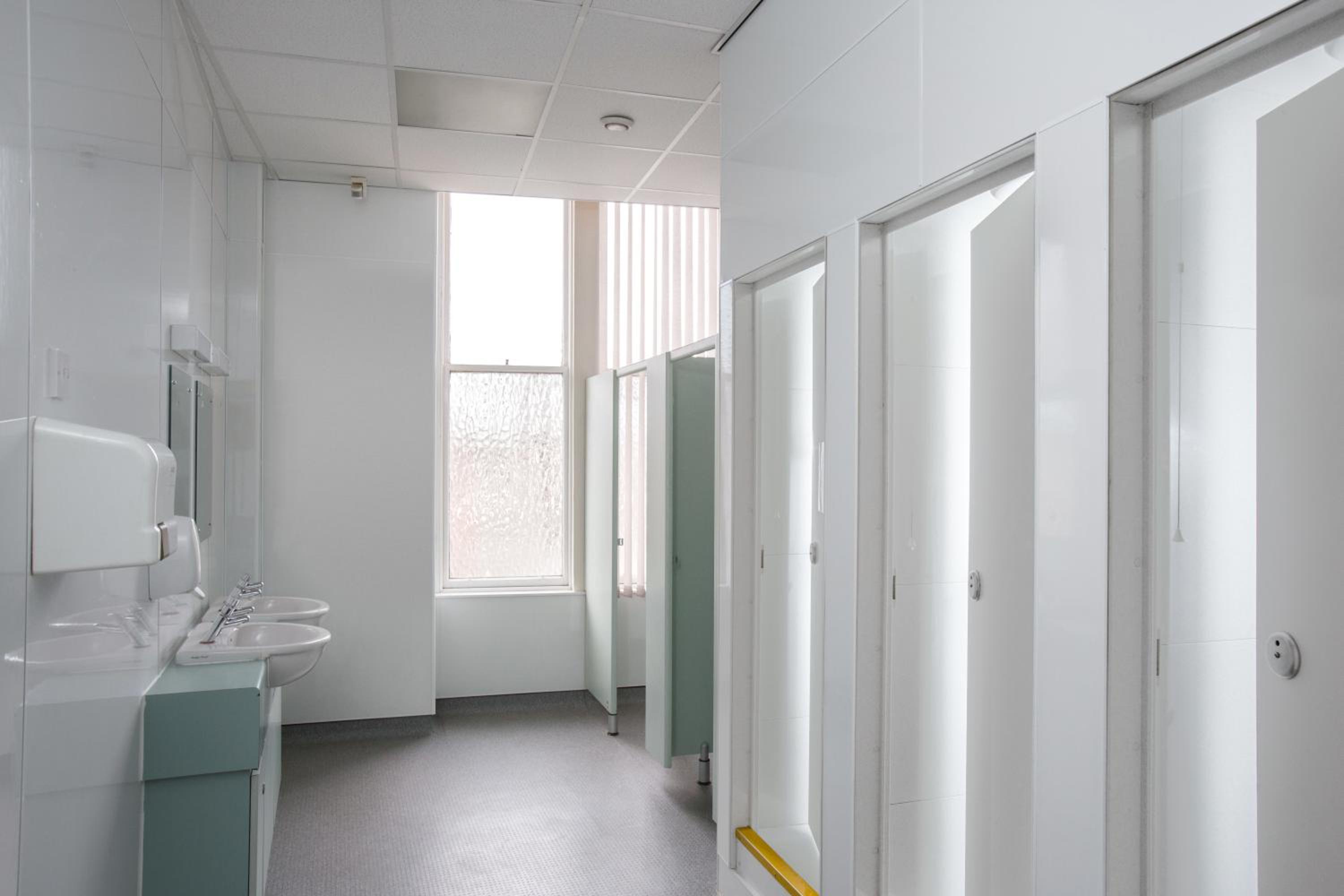 Standard Twin Room with Shared Bathroom photo 2