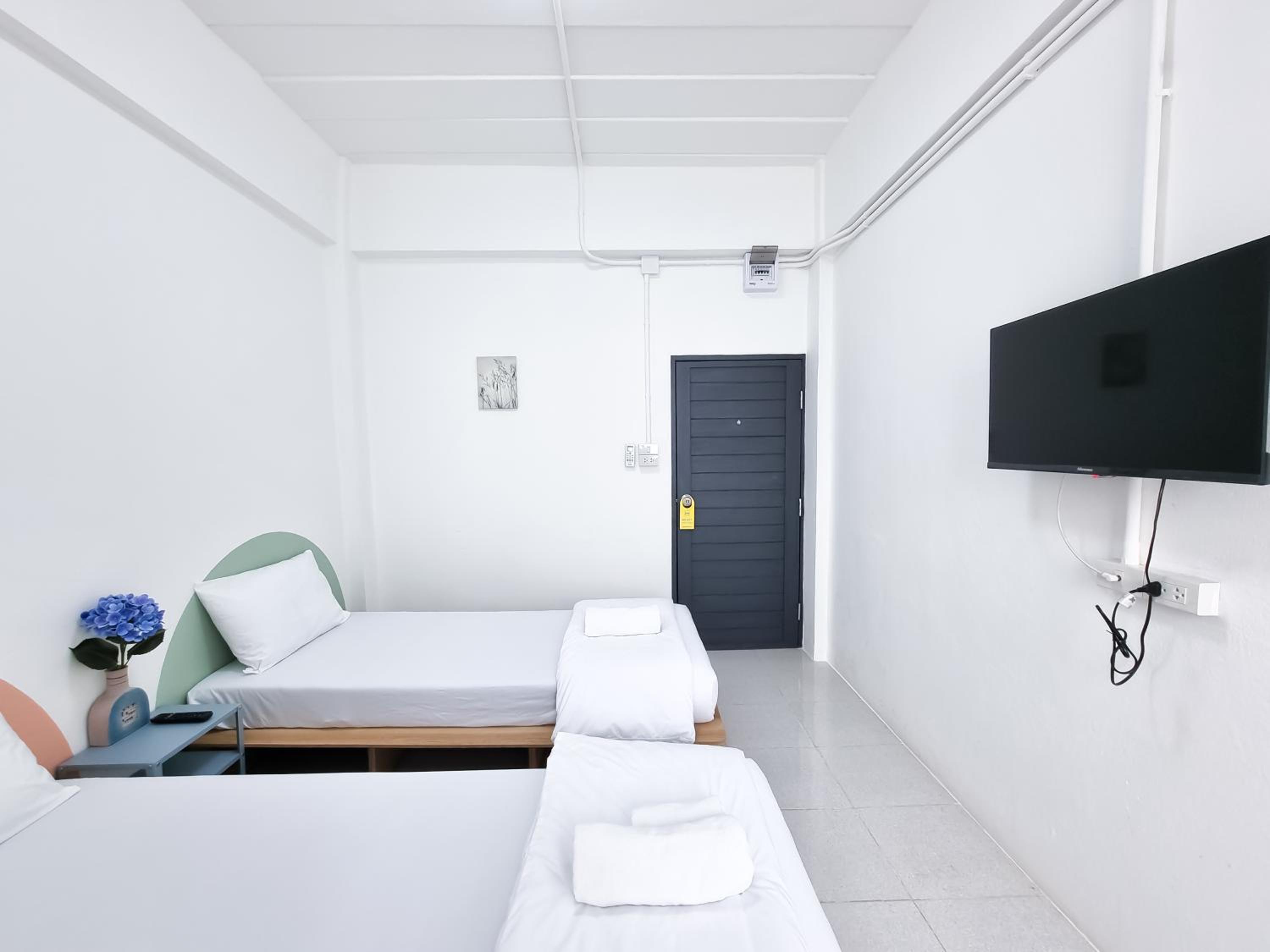 Standard Twin Room - Photo 3
