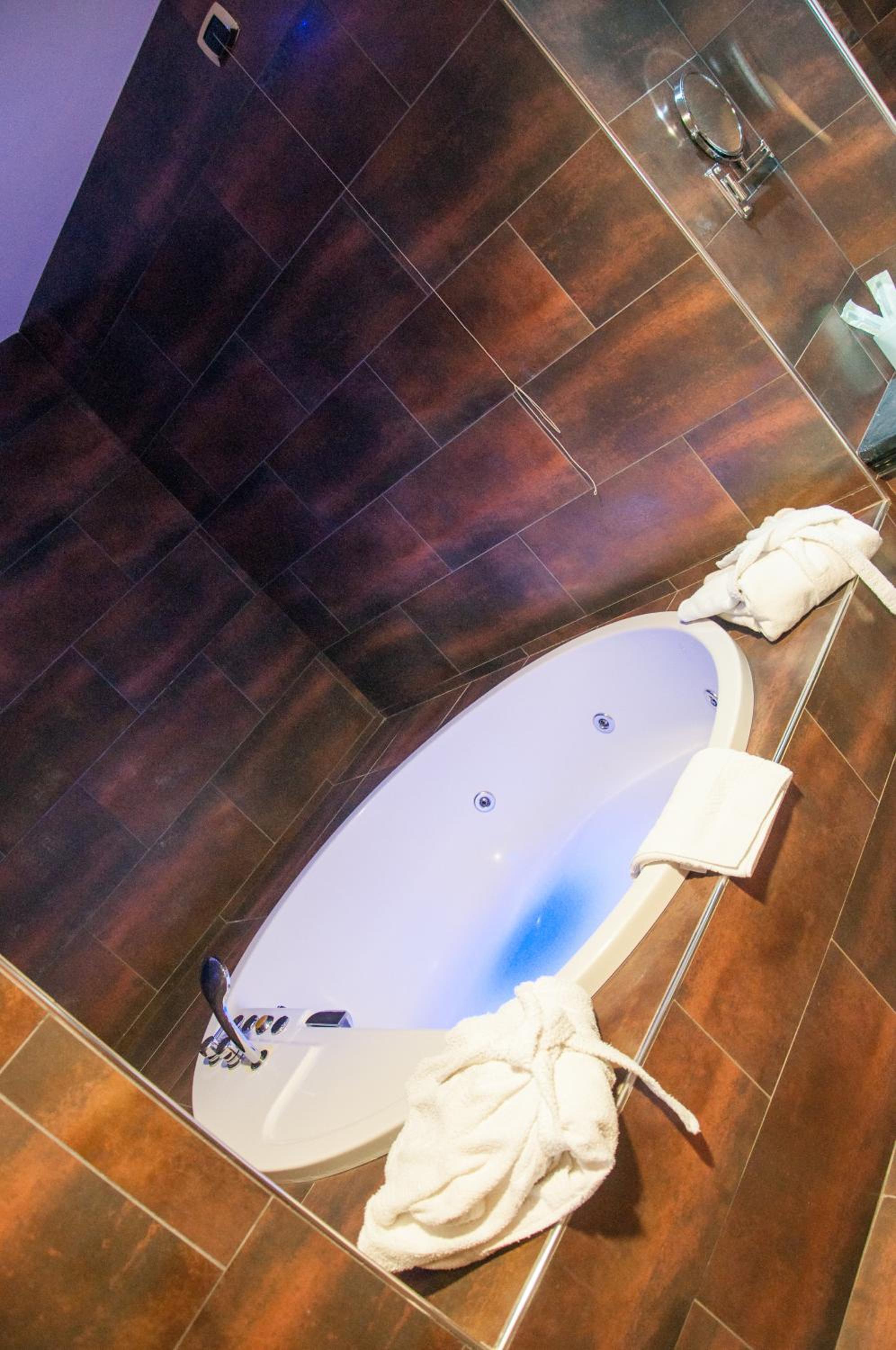 Queen Suite with Spa Bath - Photo 3