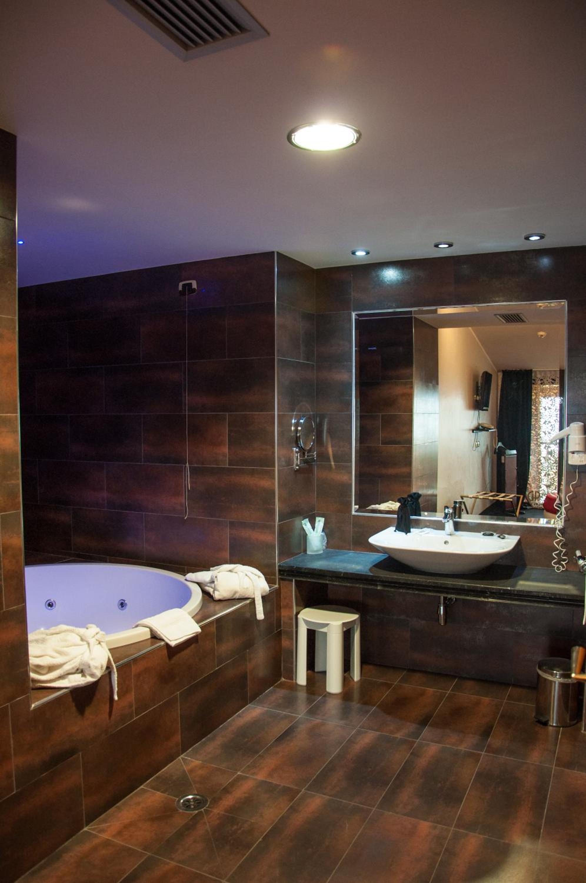 Queen Suite with Spa Bath - Photo 2