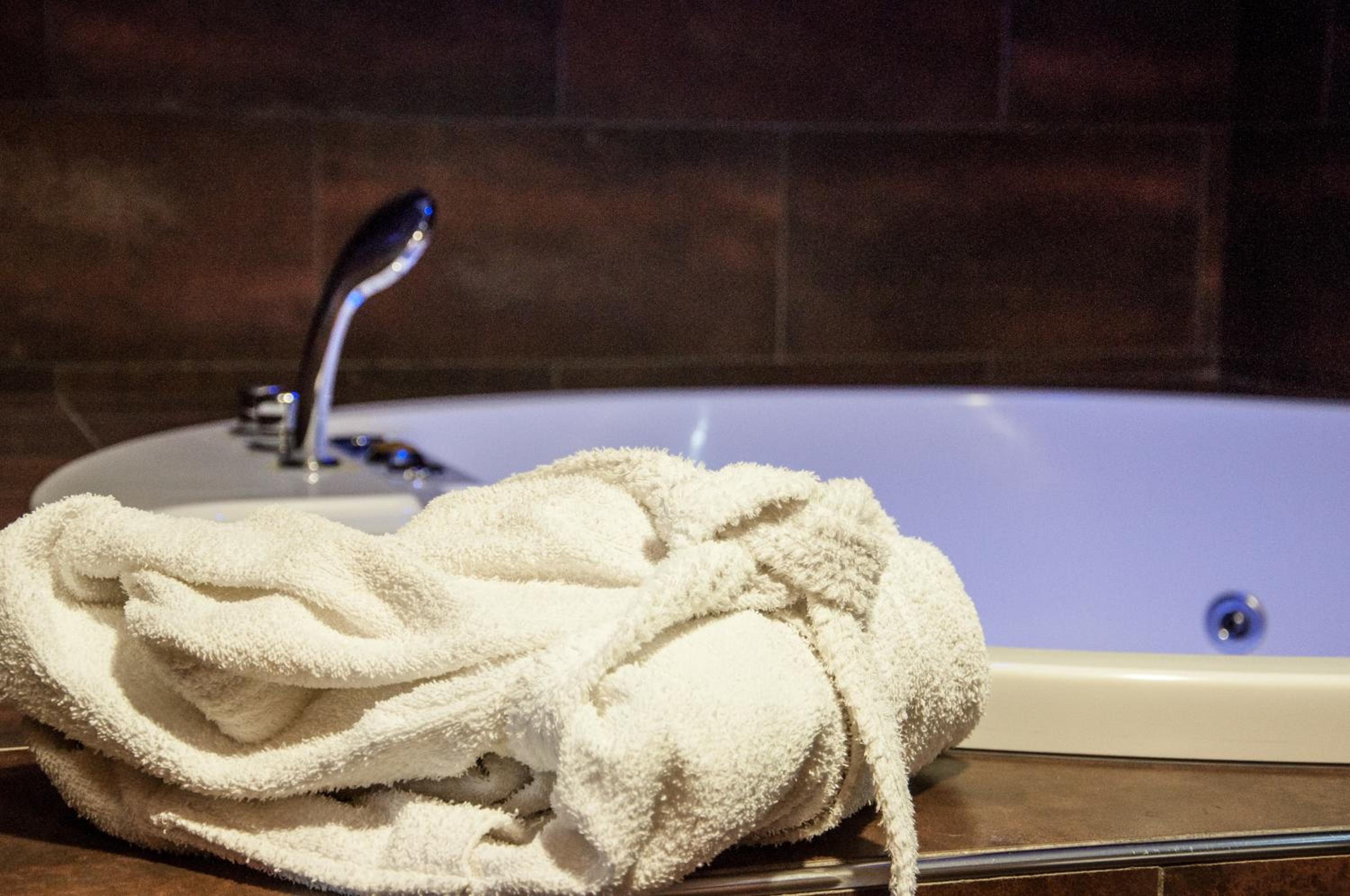Queen Suite with Spa Bath - Photo 13
