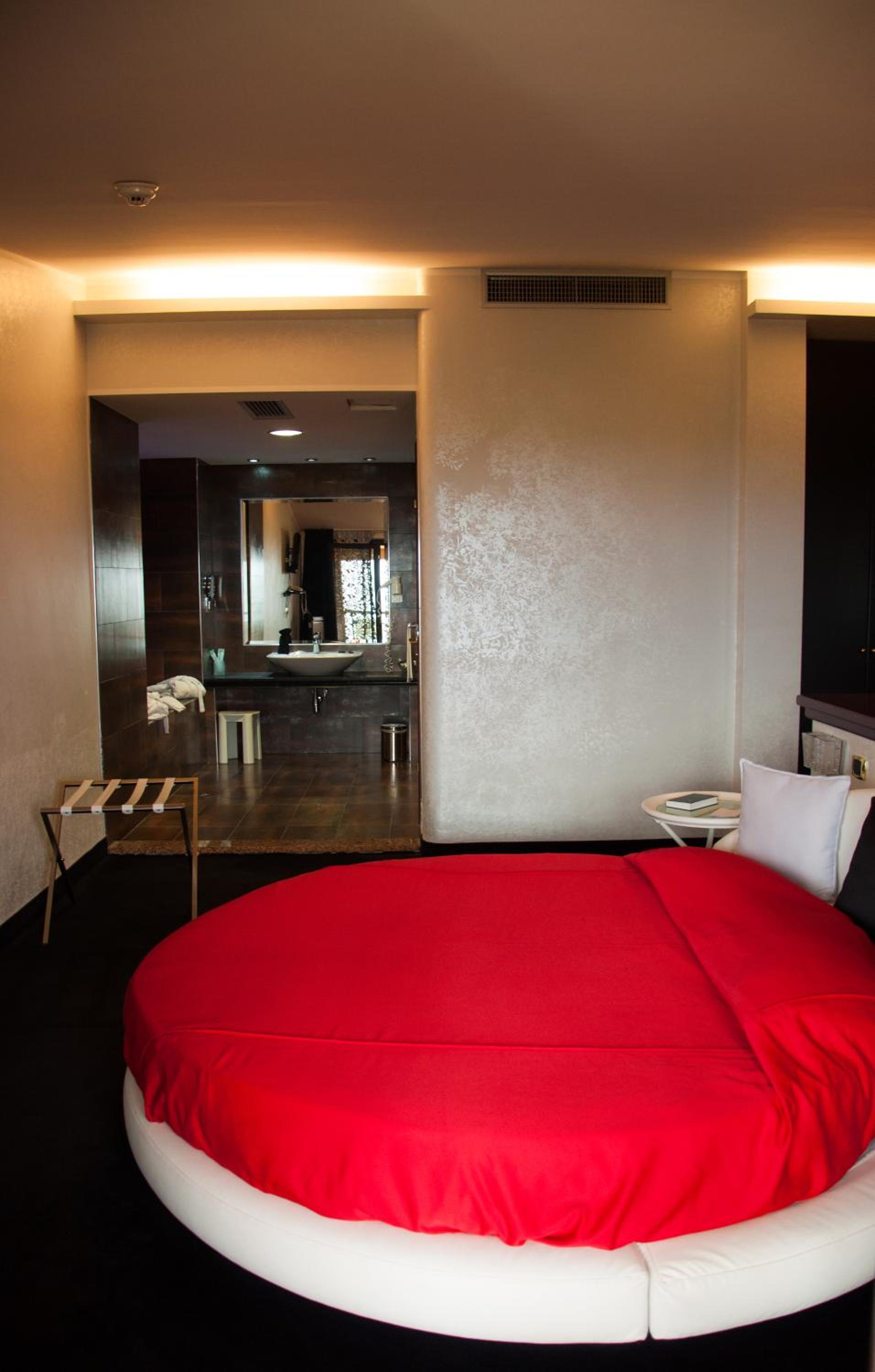 Queen Suite with Spa Bath - Photo 6