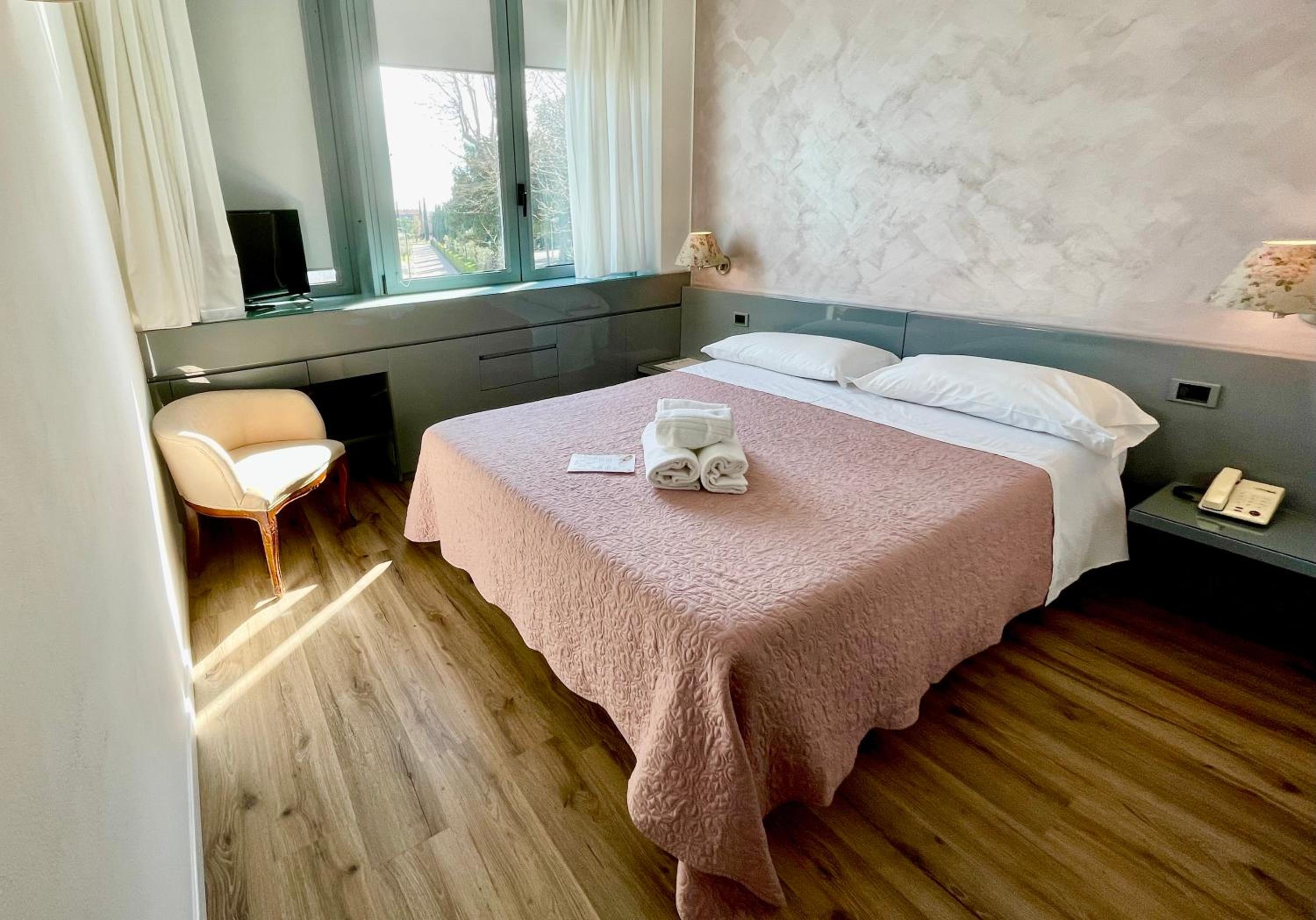 Double Room - Photo 18