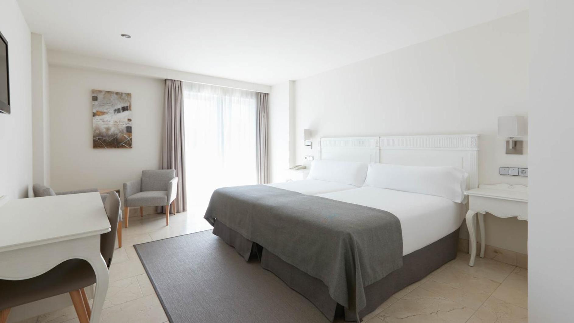 Double Room with Extra Bed - Photo 1