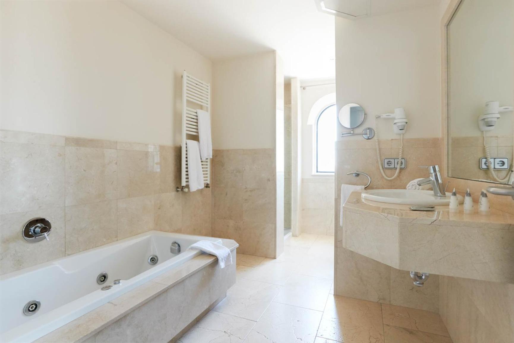 Deluxe Double Room with Extra Bed photo 2