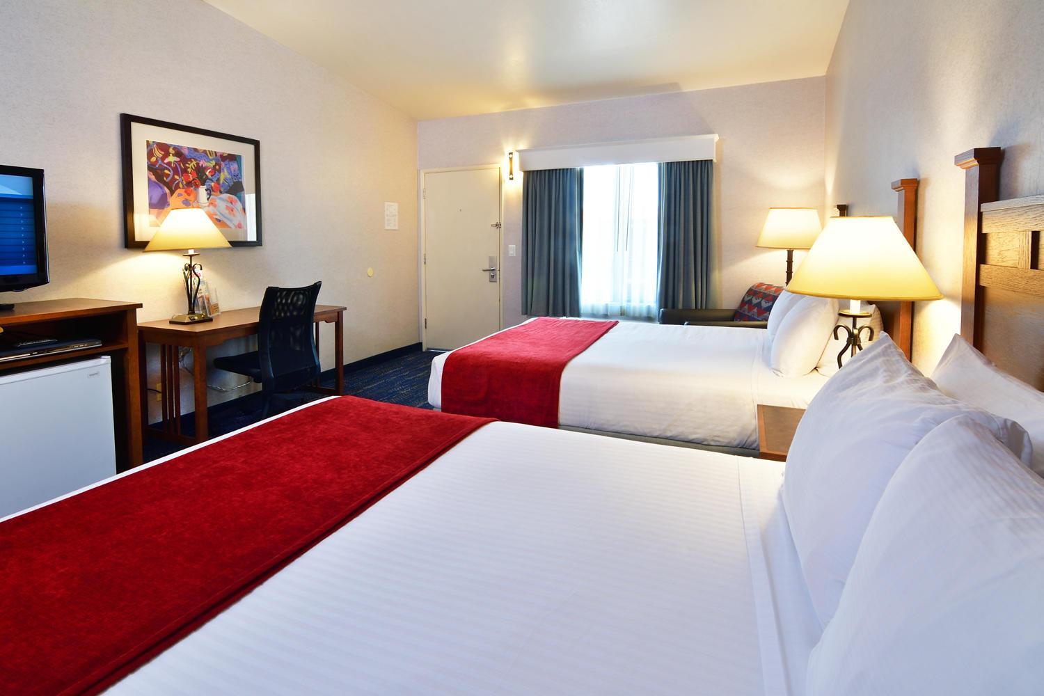 Queen Room with Two Queen Beds photo 2