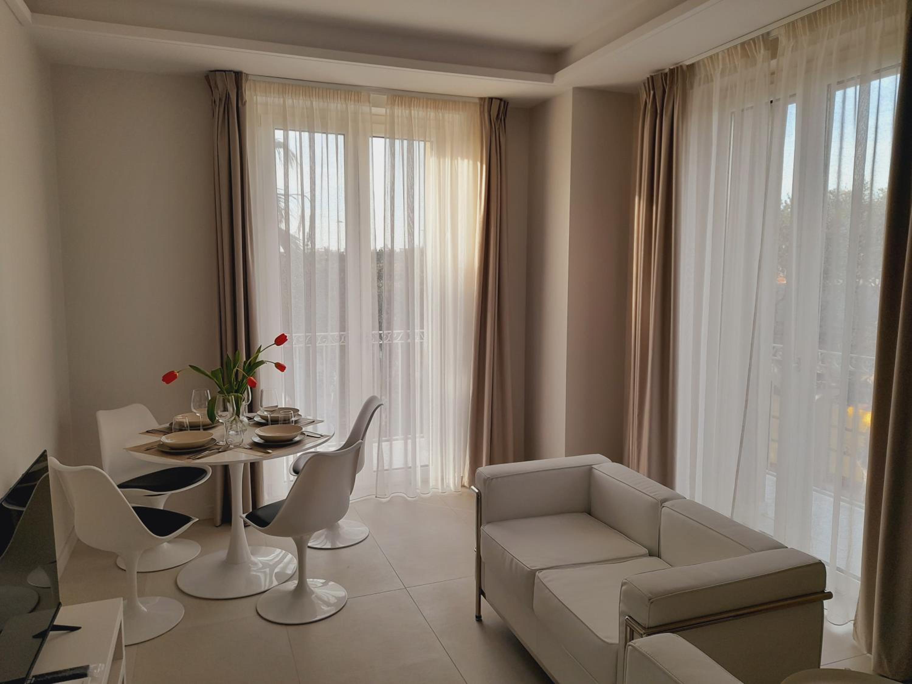 Apartment with Balcony photo 3