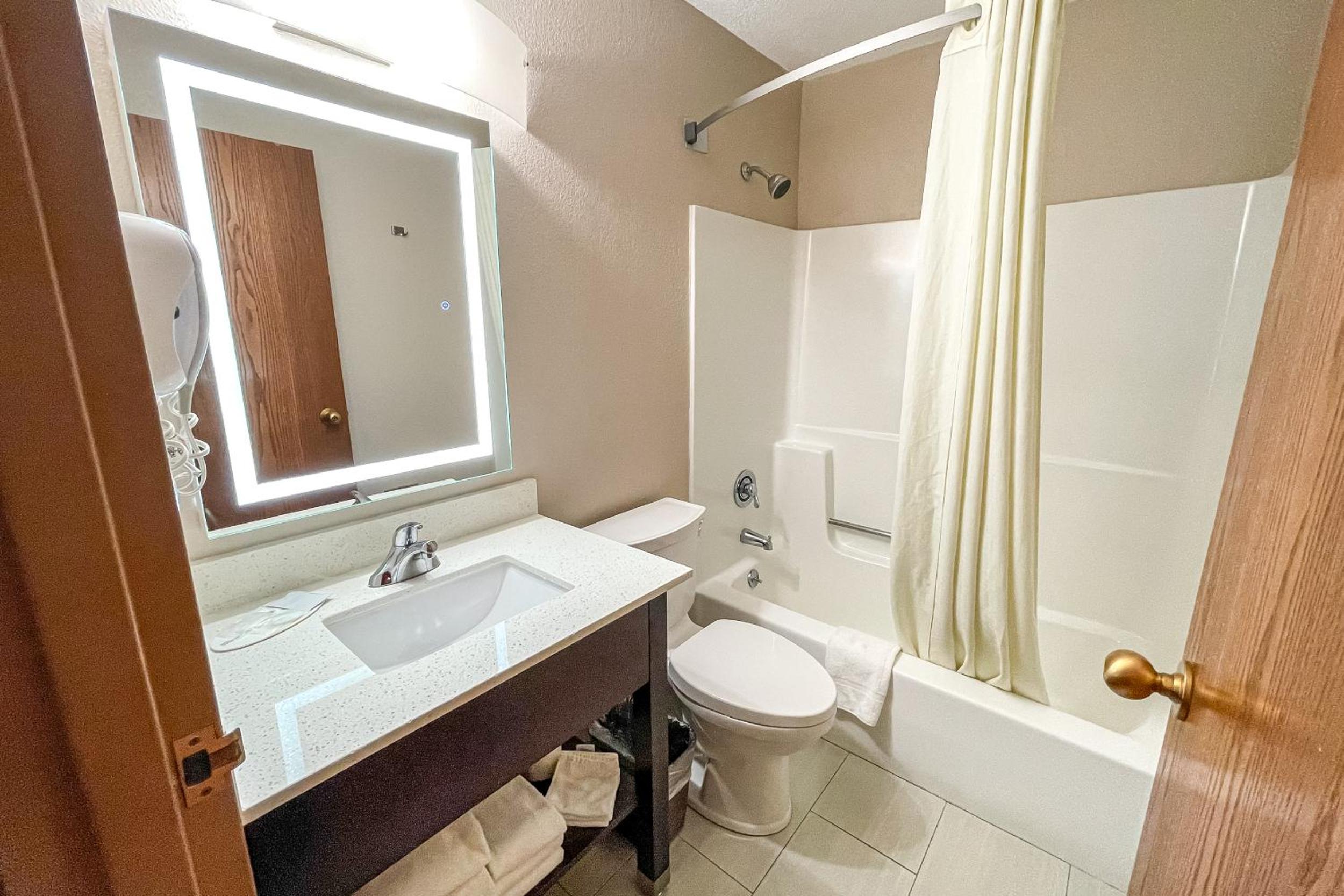 Queen Studio Suite - Non-Smoking - Photo 2