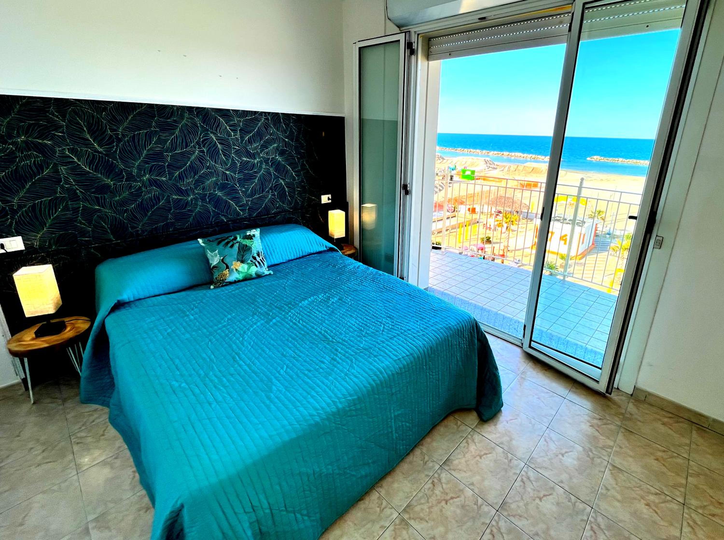 Large One-Bedroom Apartment with Sea View  - Photo 1
