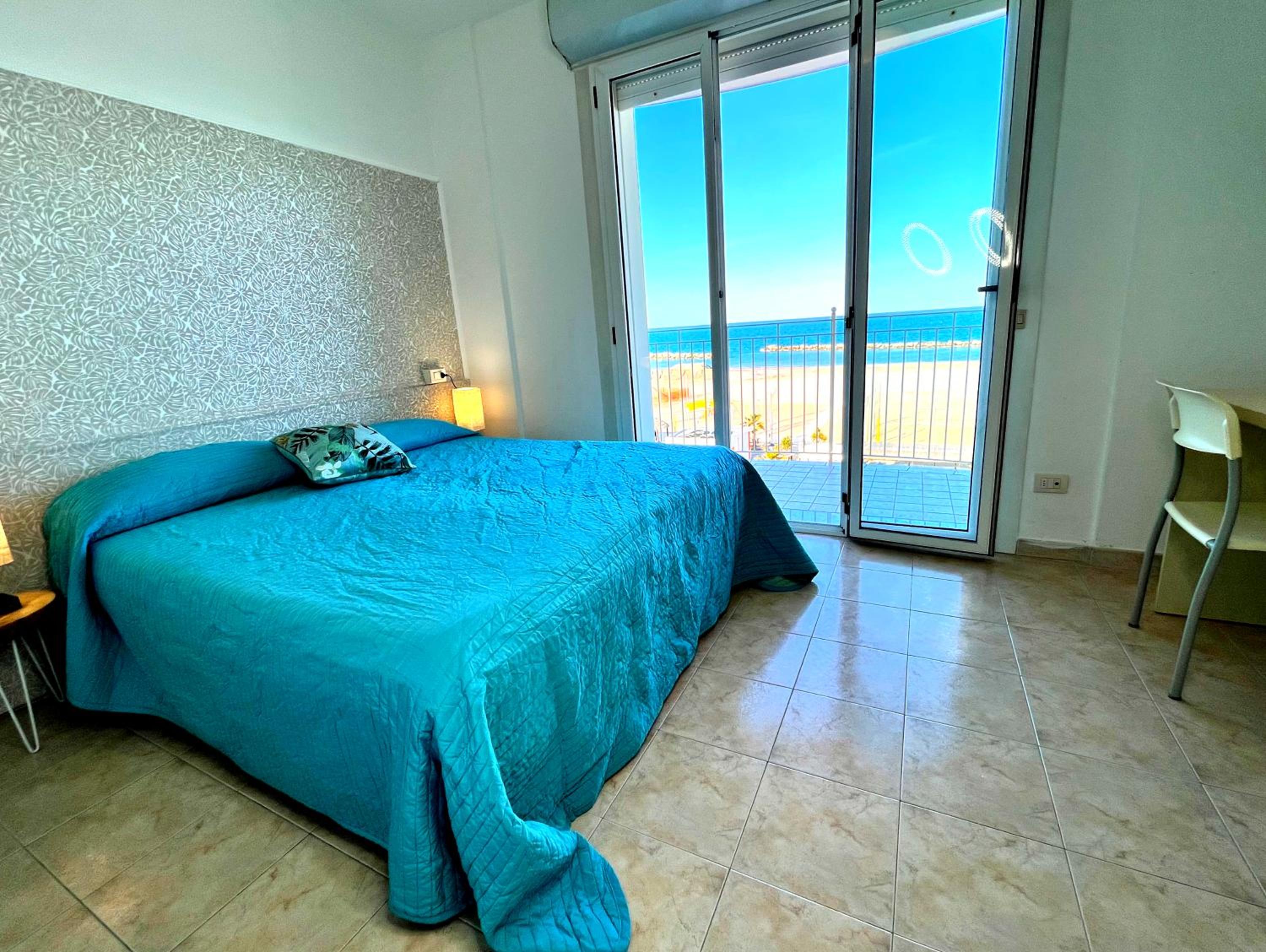 Large One-Bedroom Apartment with Sea View  - Photo 17