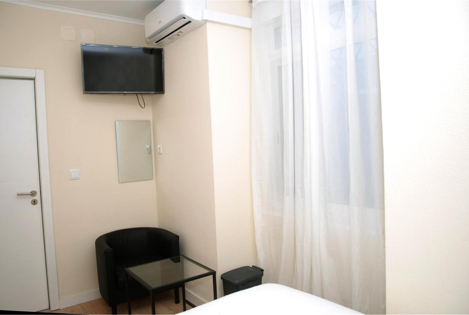 Twin Room with Shared Bathroom photo 3