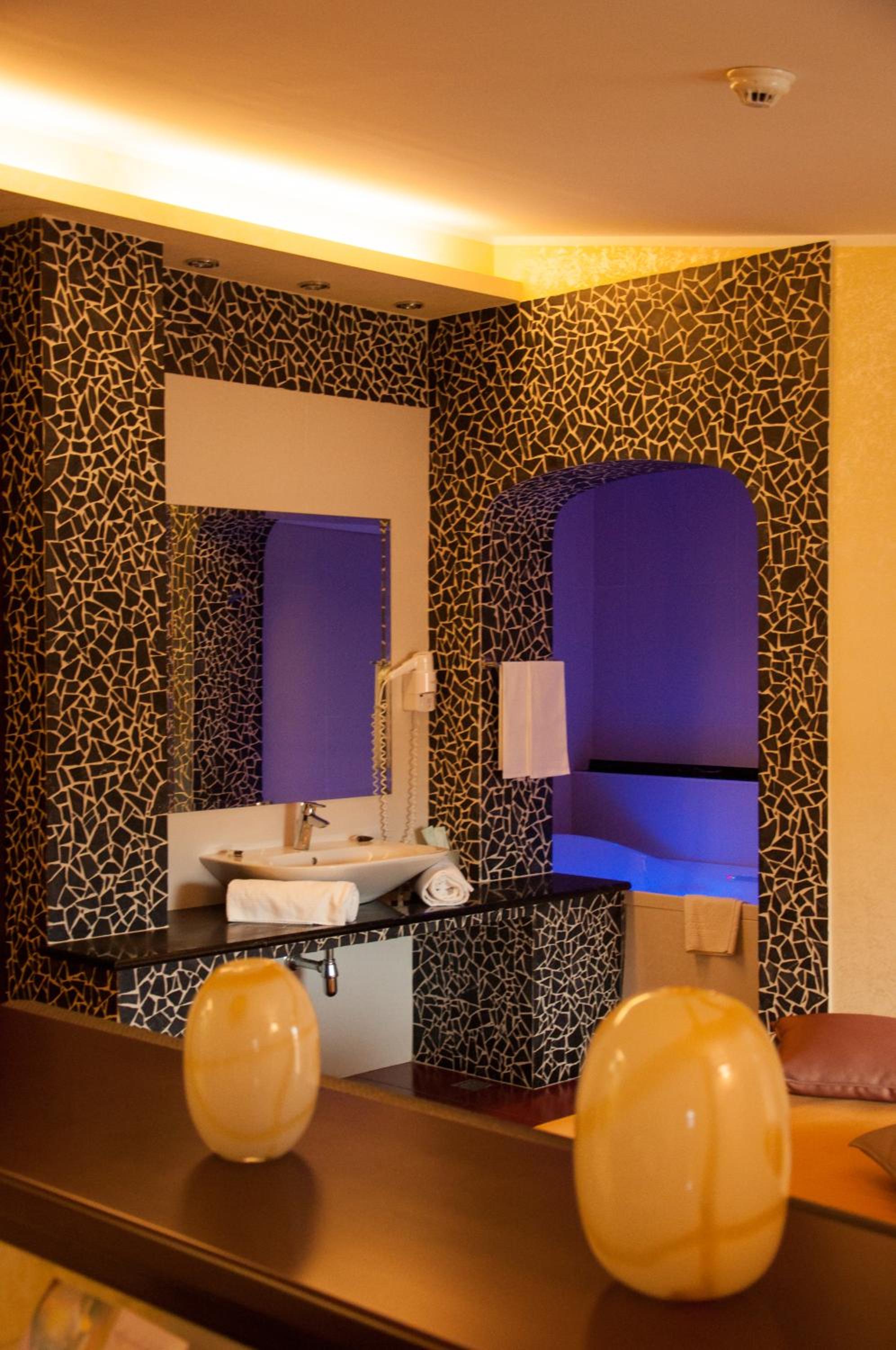 Suite - Photo 19