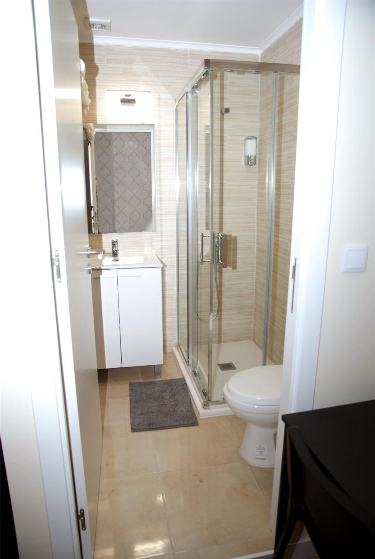 Quadruple Room with Private Bathroom photo 3