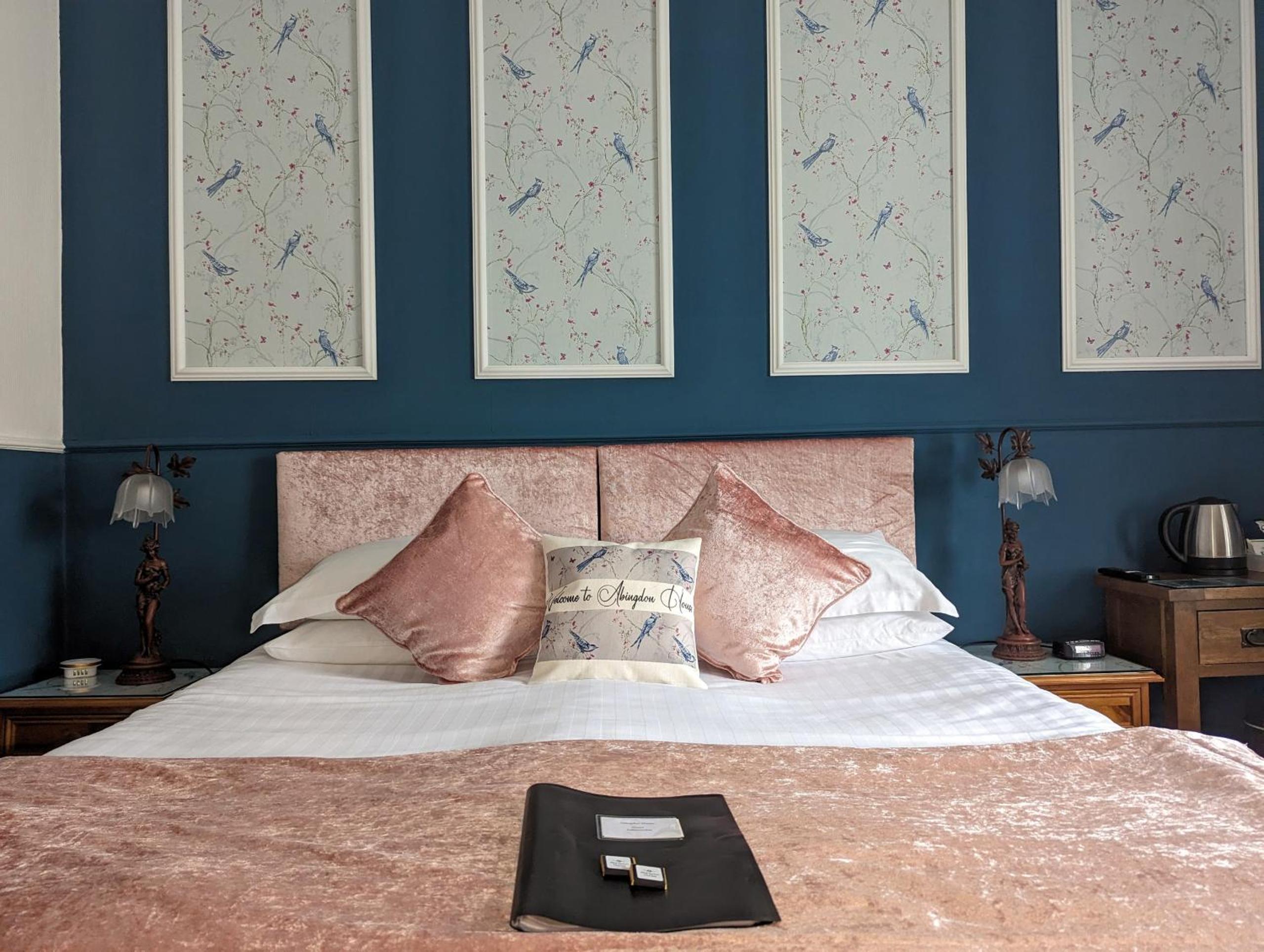 Deluxe King Room - Photo 9