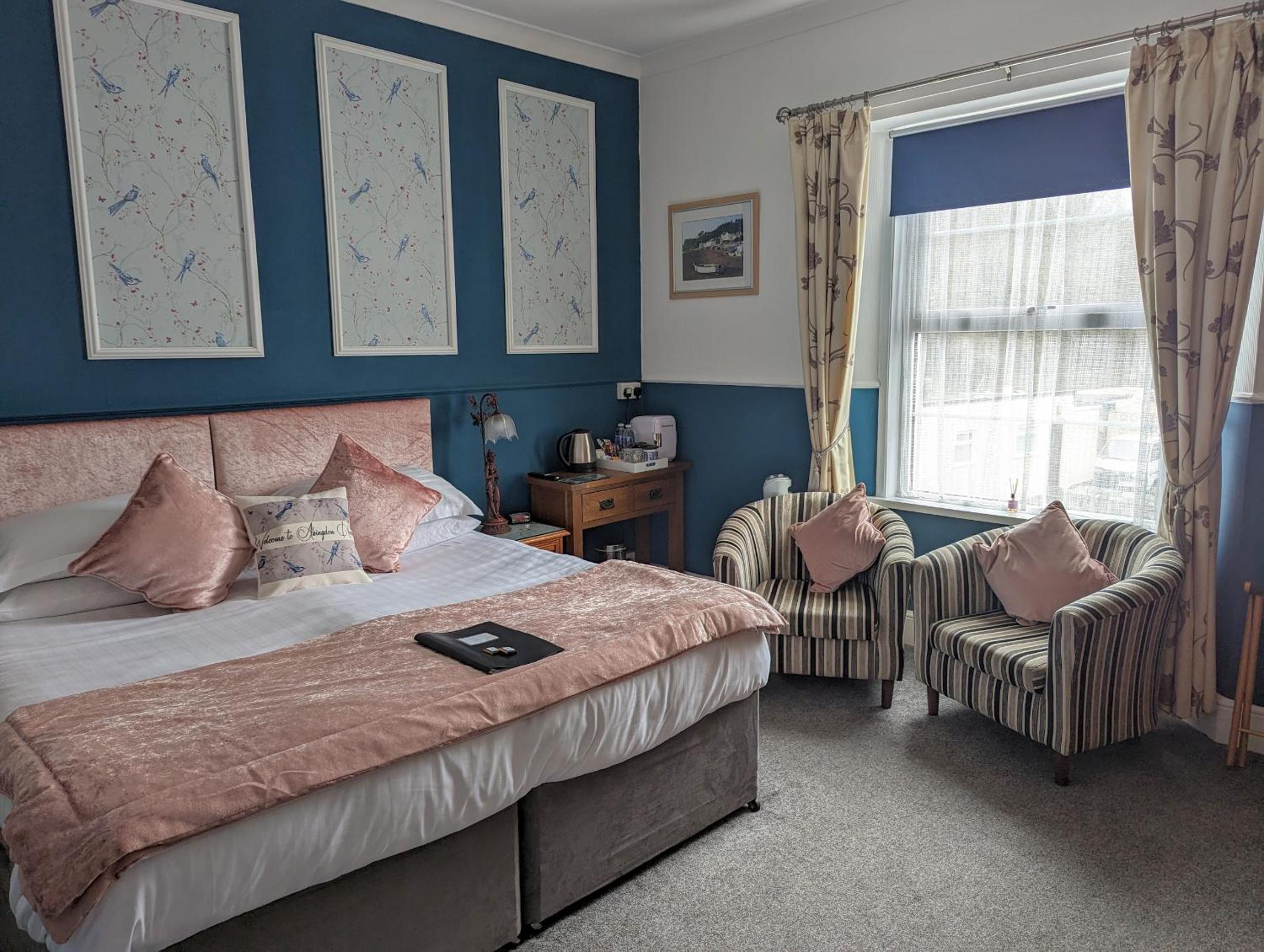 Deluxe King Room - Photo 8