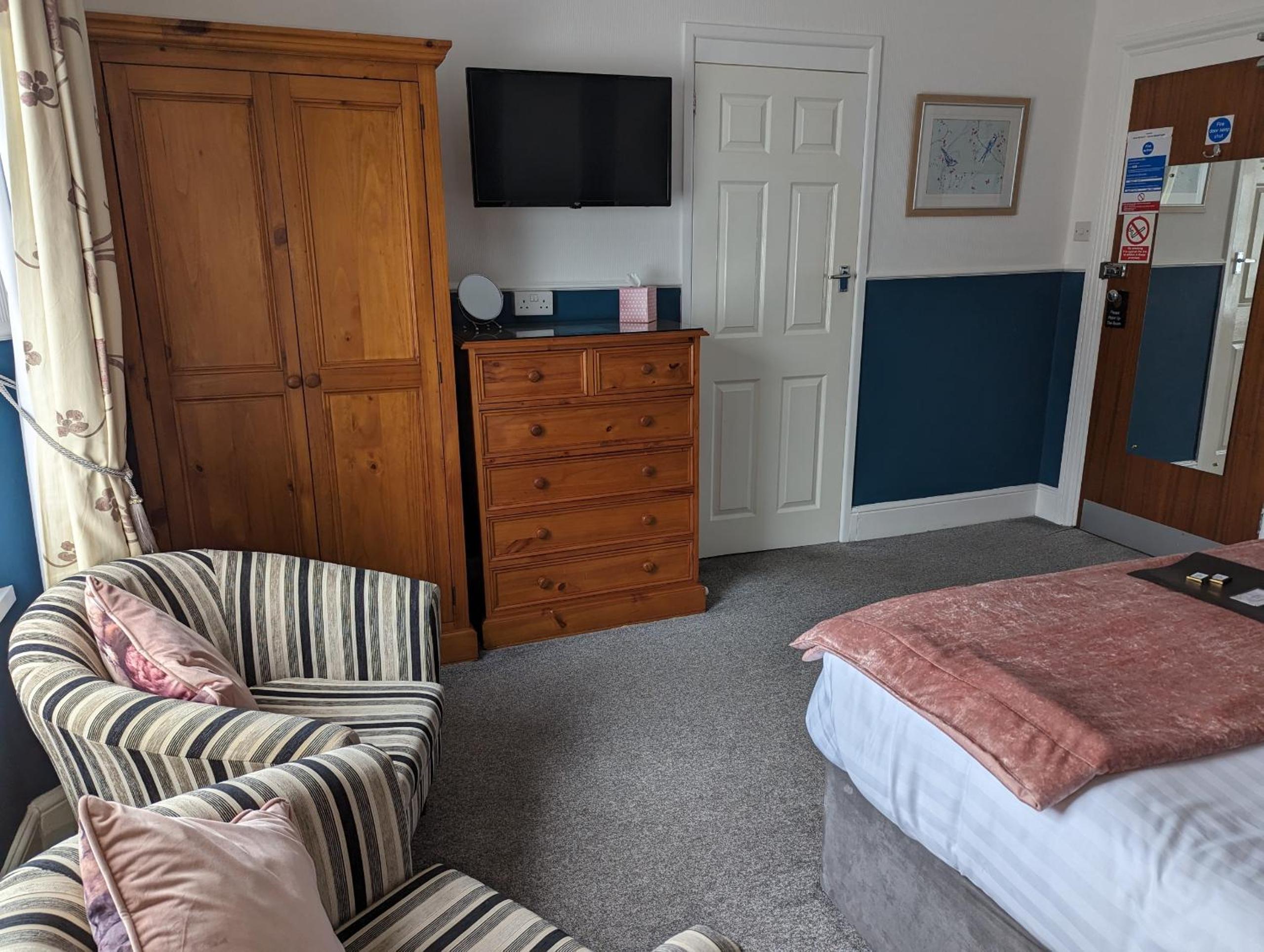 Deluxe King Room - Photo 11