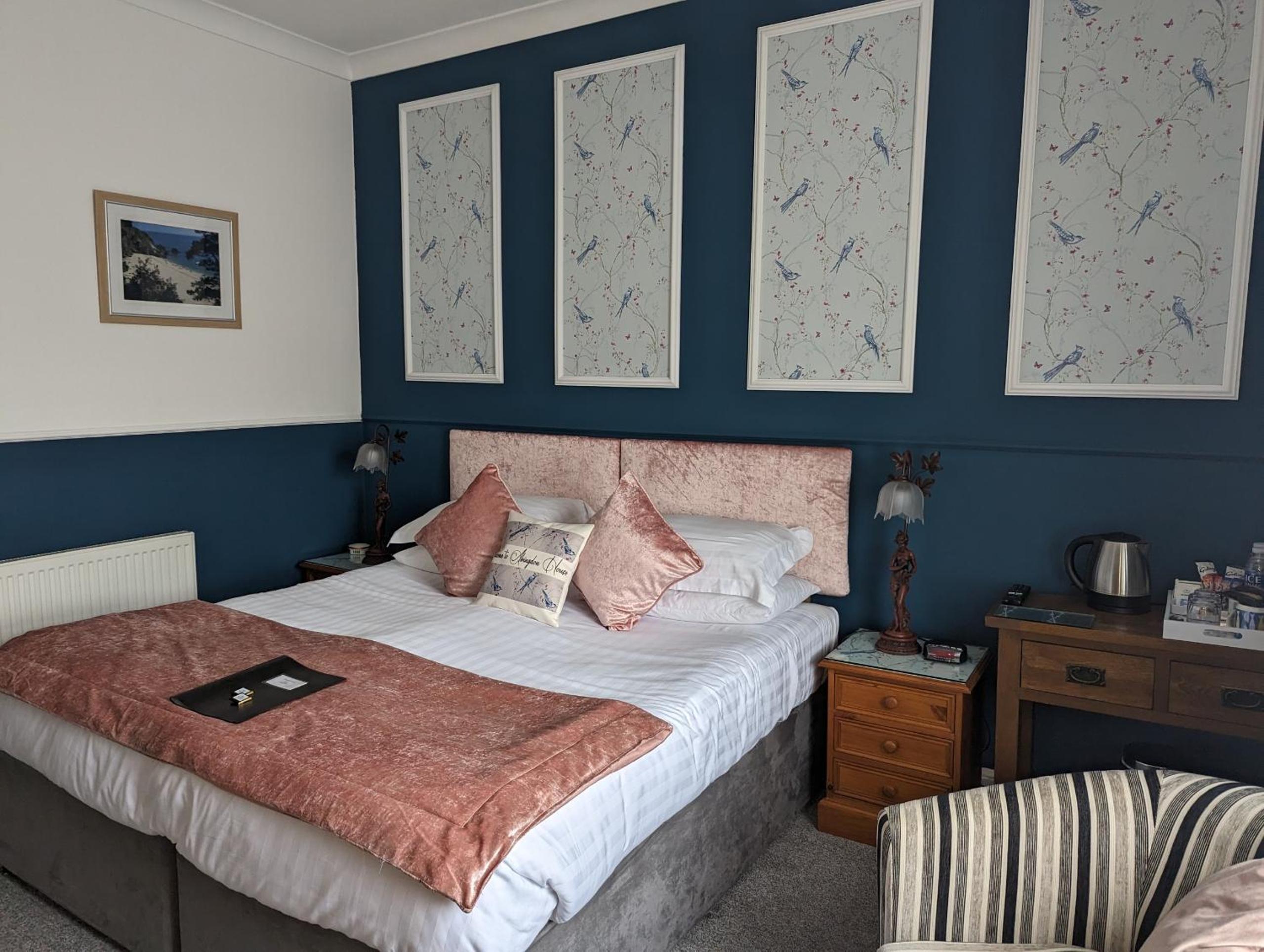 Deluxe King Room - Photo 13