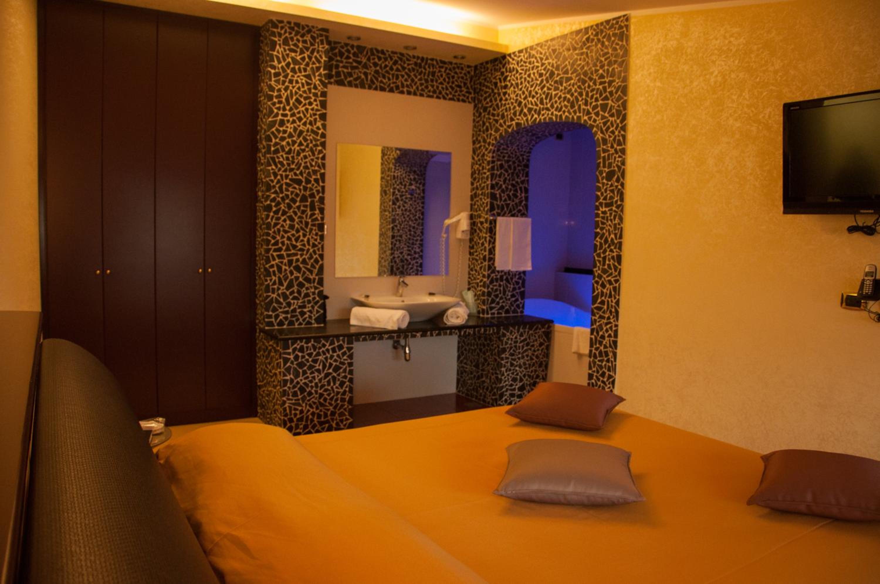 Suite - Photo 10