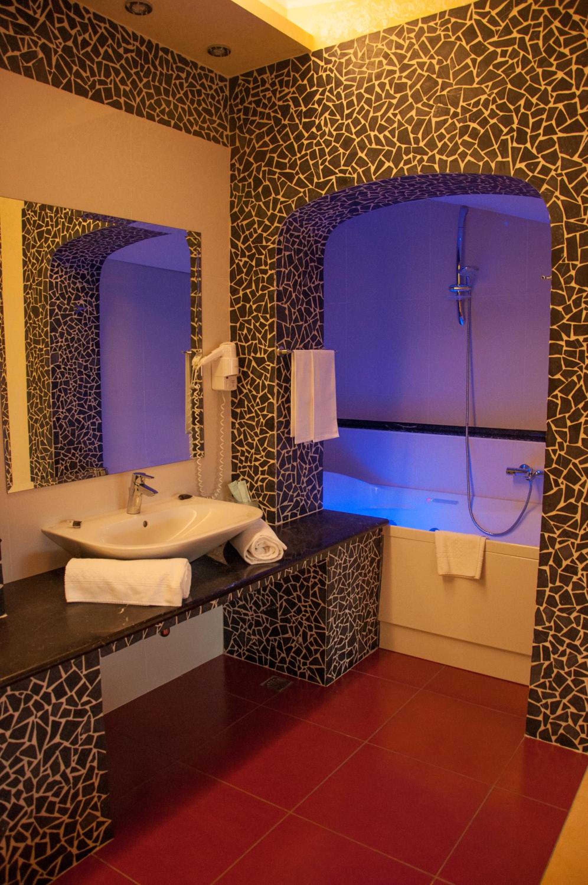 Suite - Photo 9