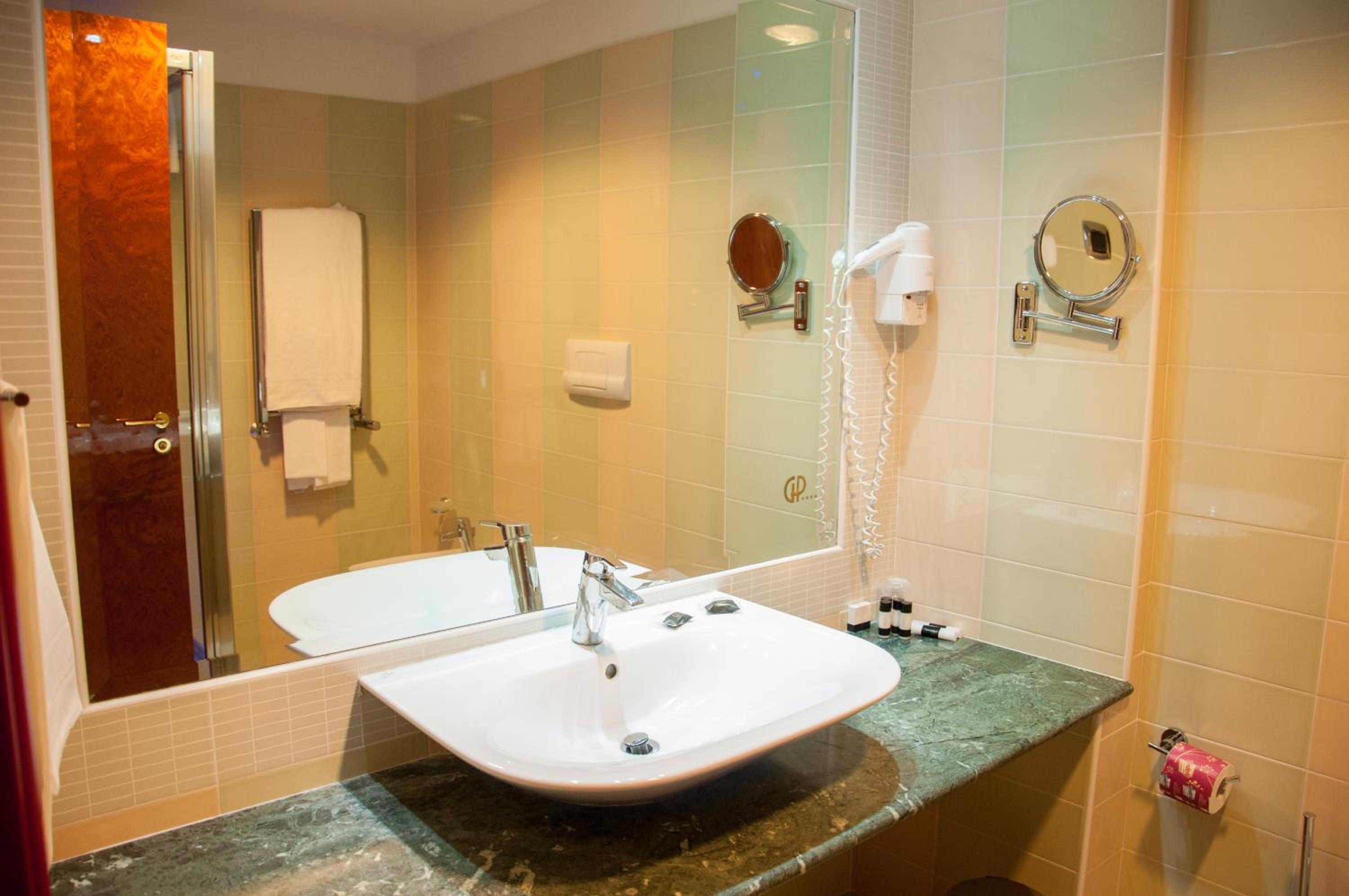 Double Room - Photo 17