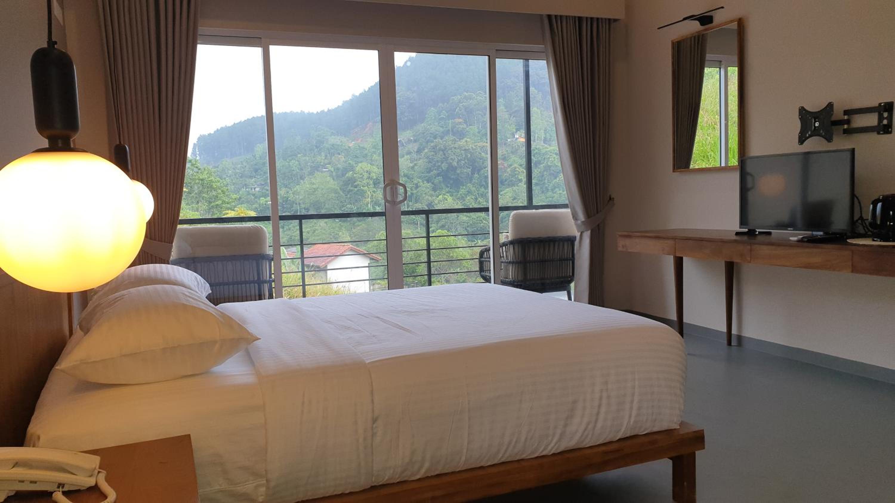 Deluxe Queen Room - Photo 18