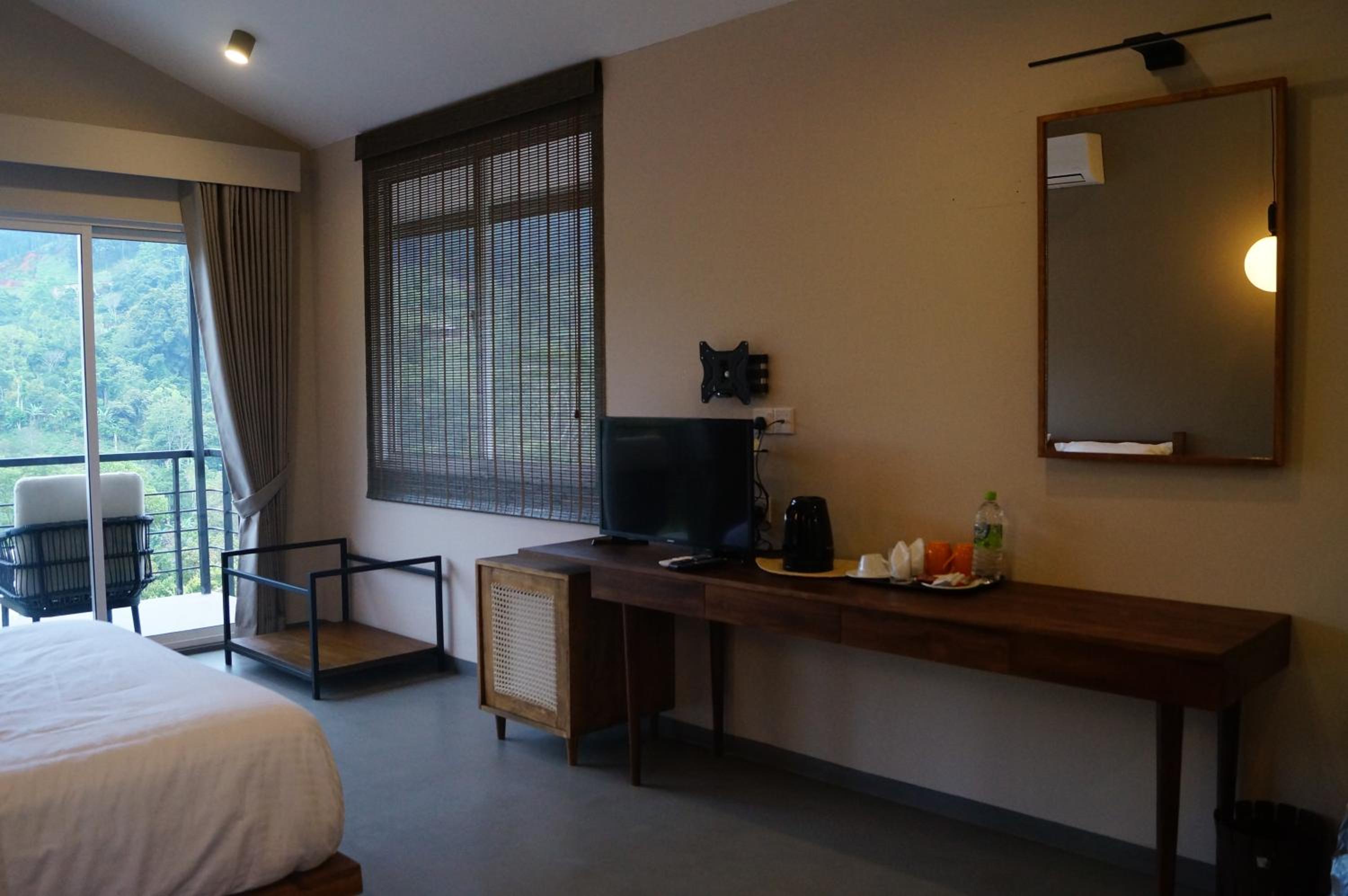 Deluxe Queen Room - Photo 13