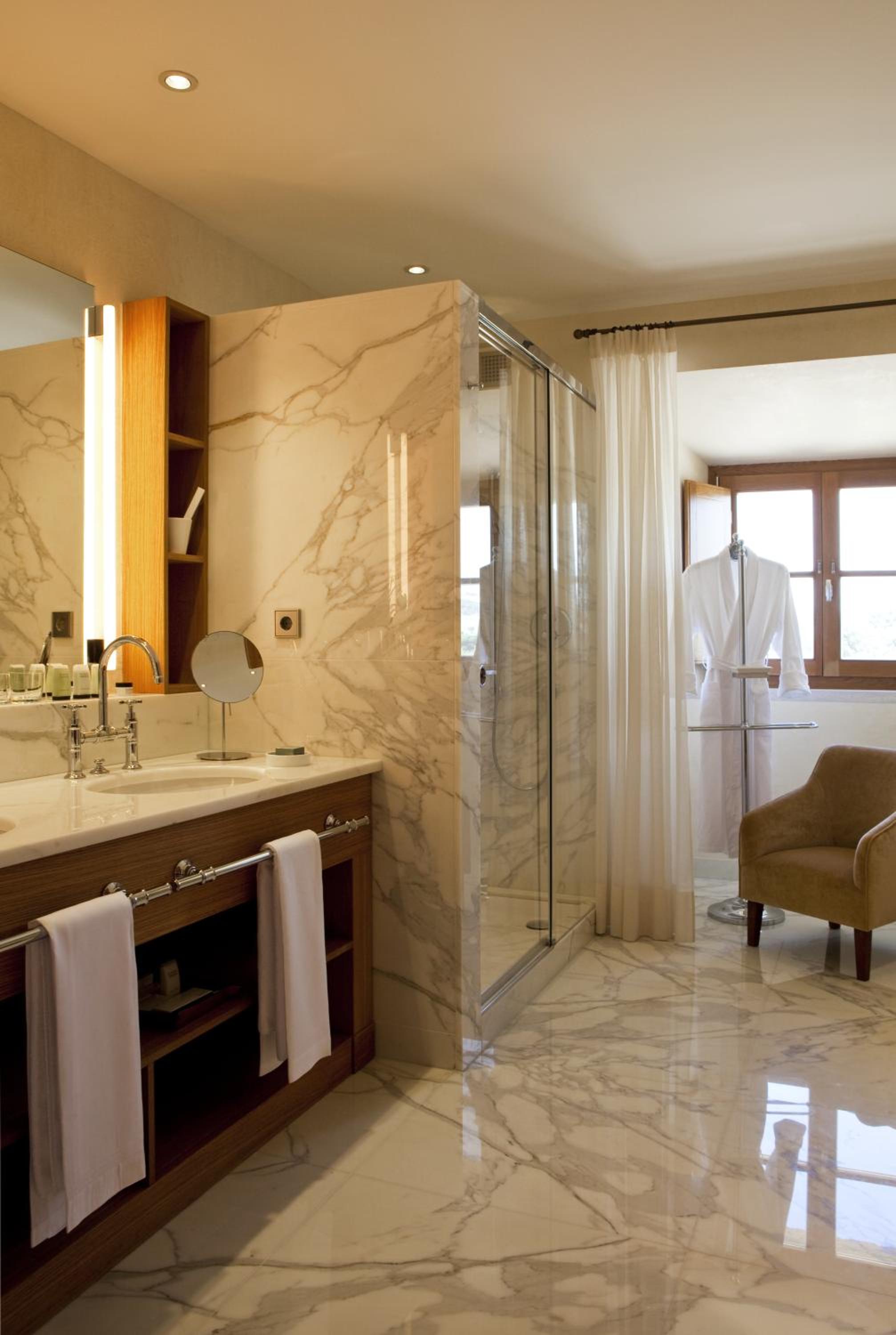 Deluxe Suite with Spa Access  photo 3